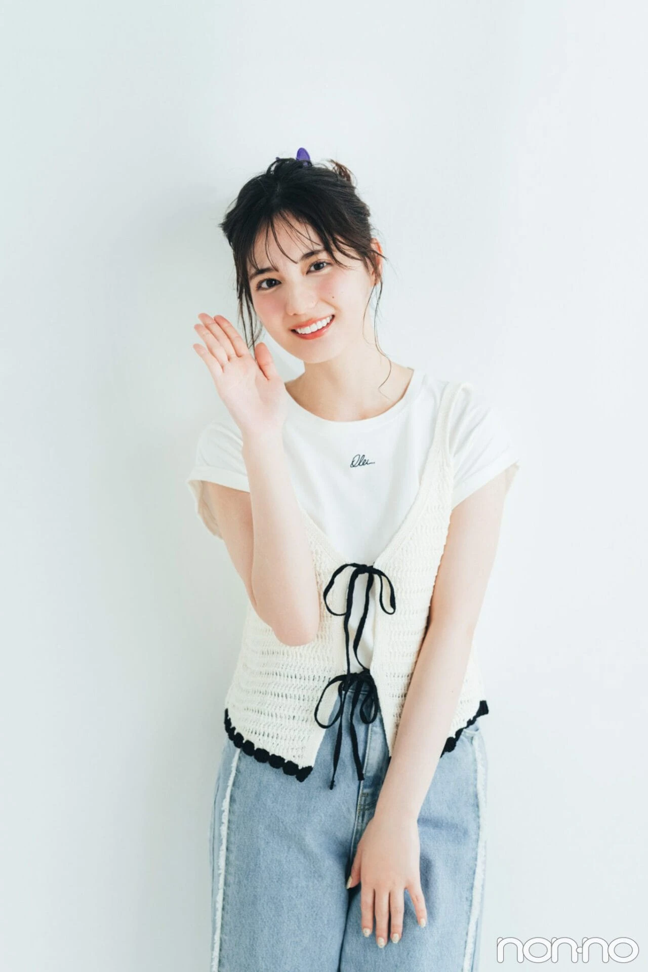 こちらに手を降っている小坂菜緒