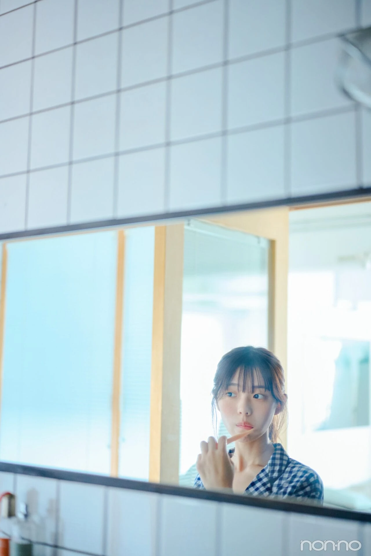 菊地姫奈の夏の肌見せルームウェアユニセックスのギンガムチェックパジャマのアップ