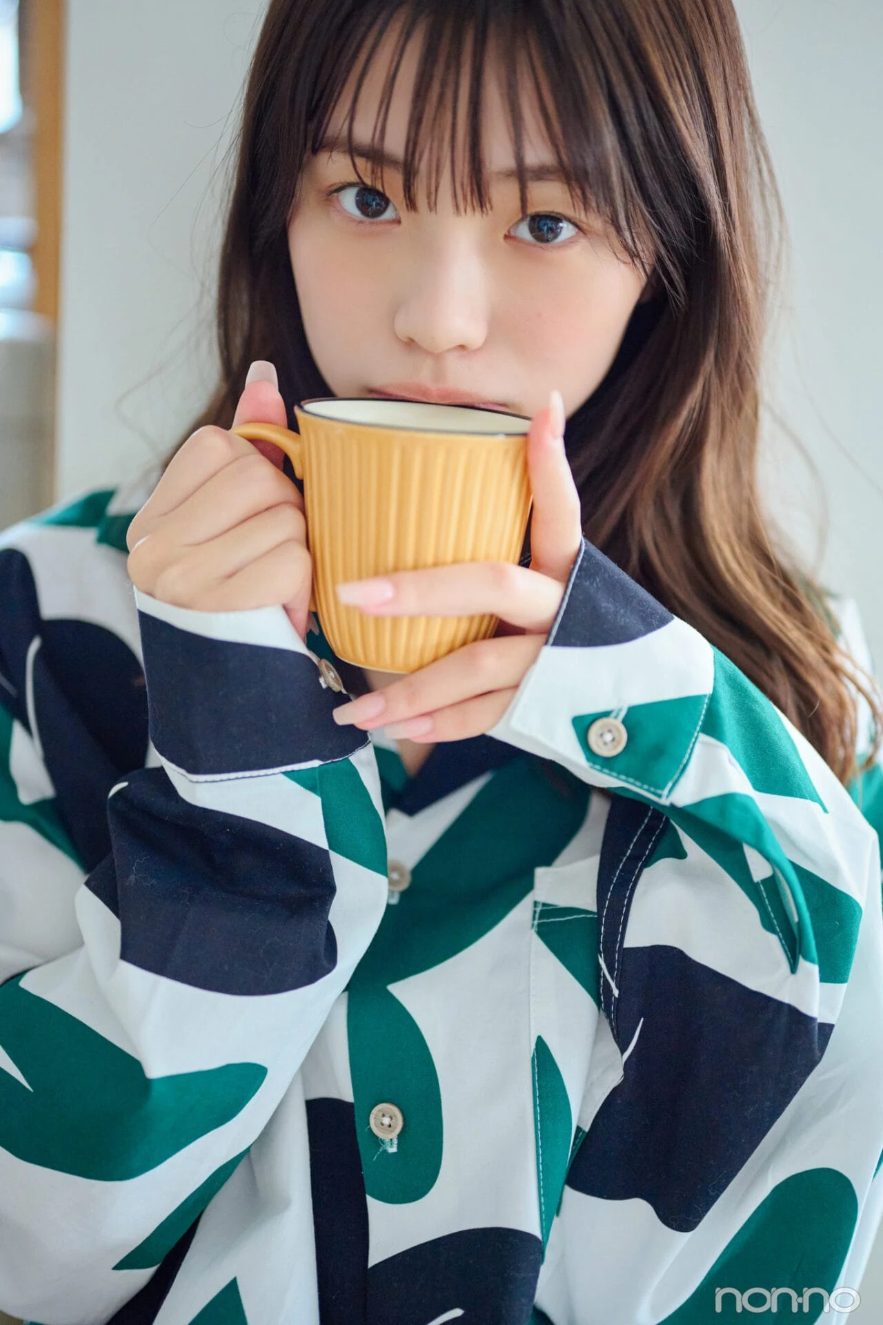 菊地姫奈の夏の肌見せルームウェアユニセックスのちょい派手プリントパジャマのアップ