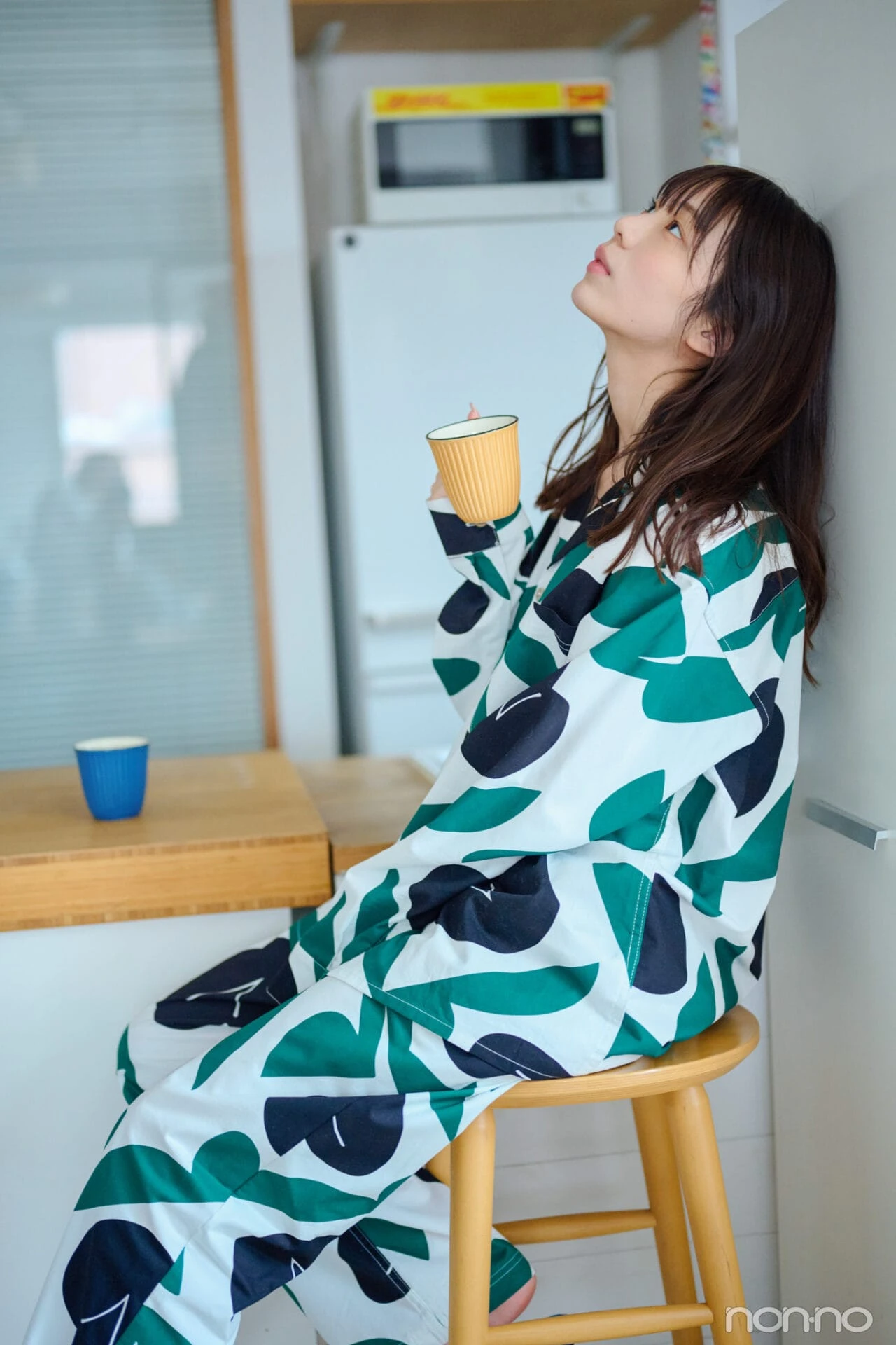 菊地姫奈の夏の肌見せルームウェアユニセックスのちょい派手プリントパジャマ