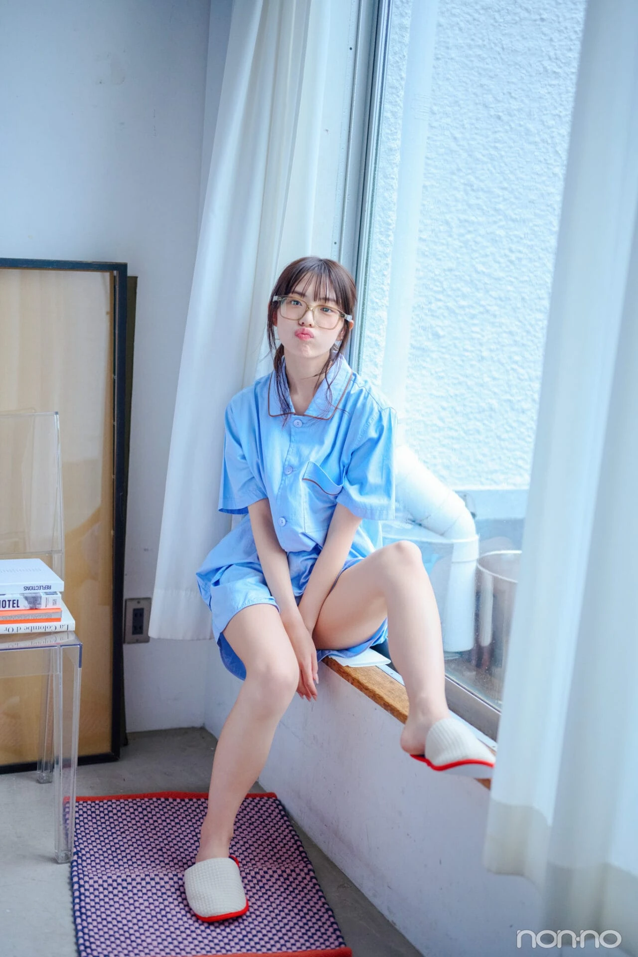 菊地姫奈の夏の肌見せルームウェアユニセックスのパイピングパジャマのアザーカット