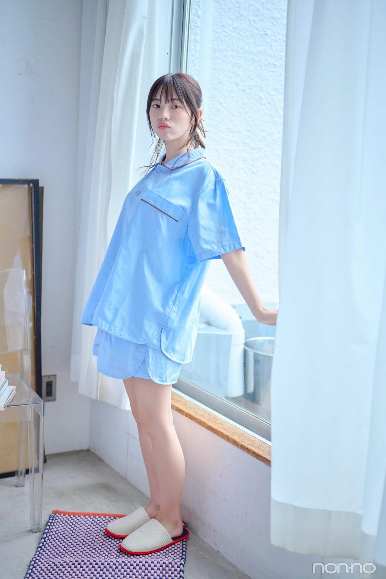 菊地姫奈の夏の肌見せルームウェアユニセックスのパイピングパジャマ
