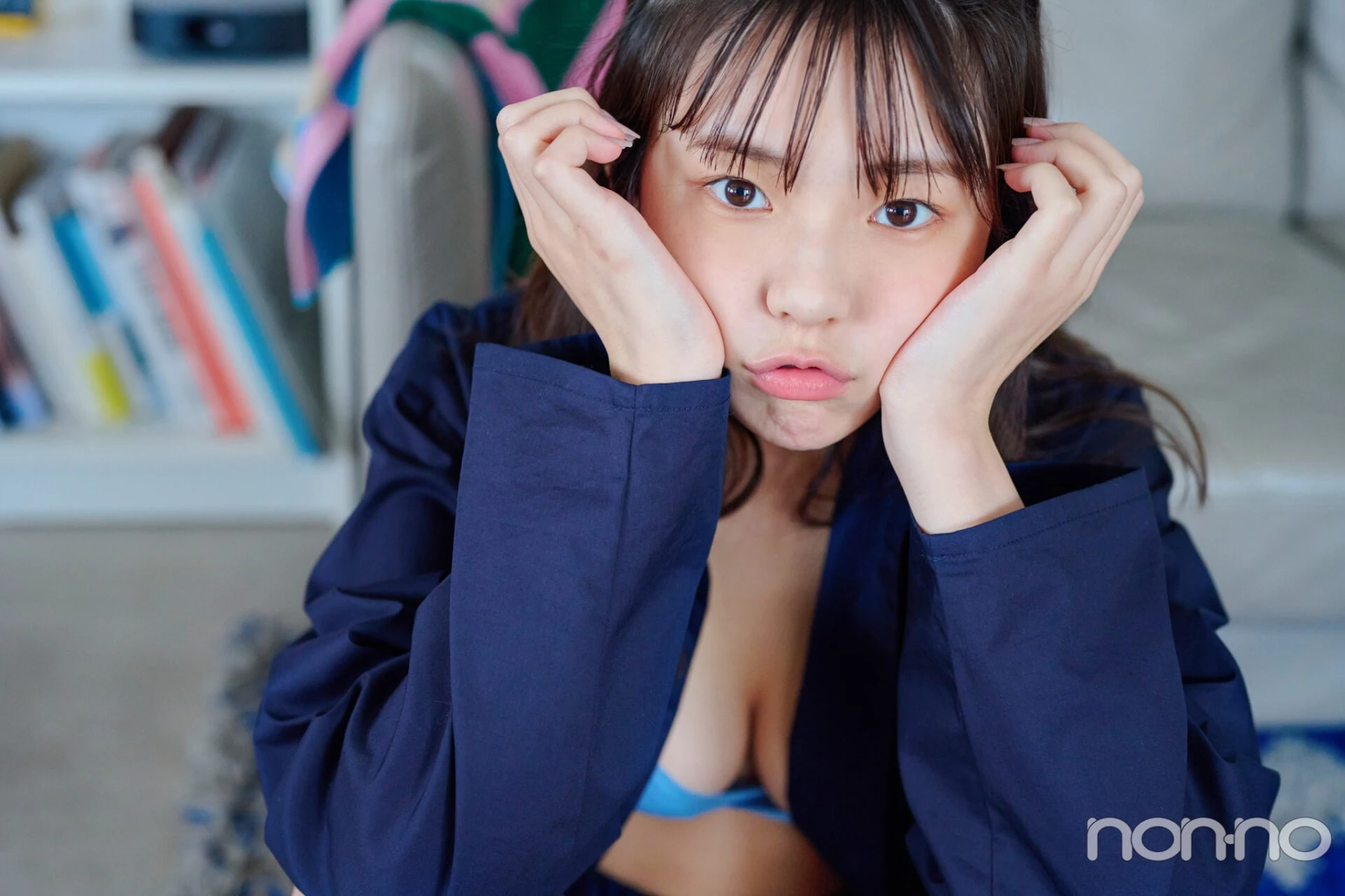 菊地姫奈の夏の肌見せルームウェアユニセックスのオーバーシャツパジャマの寄り