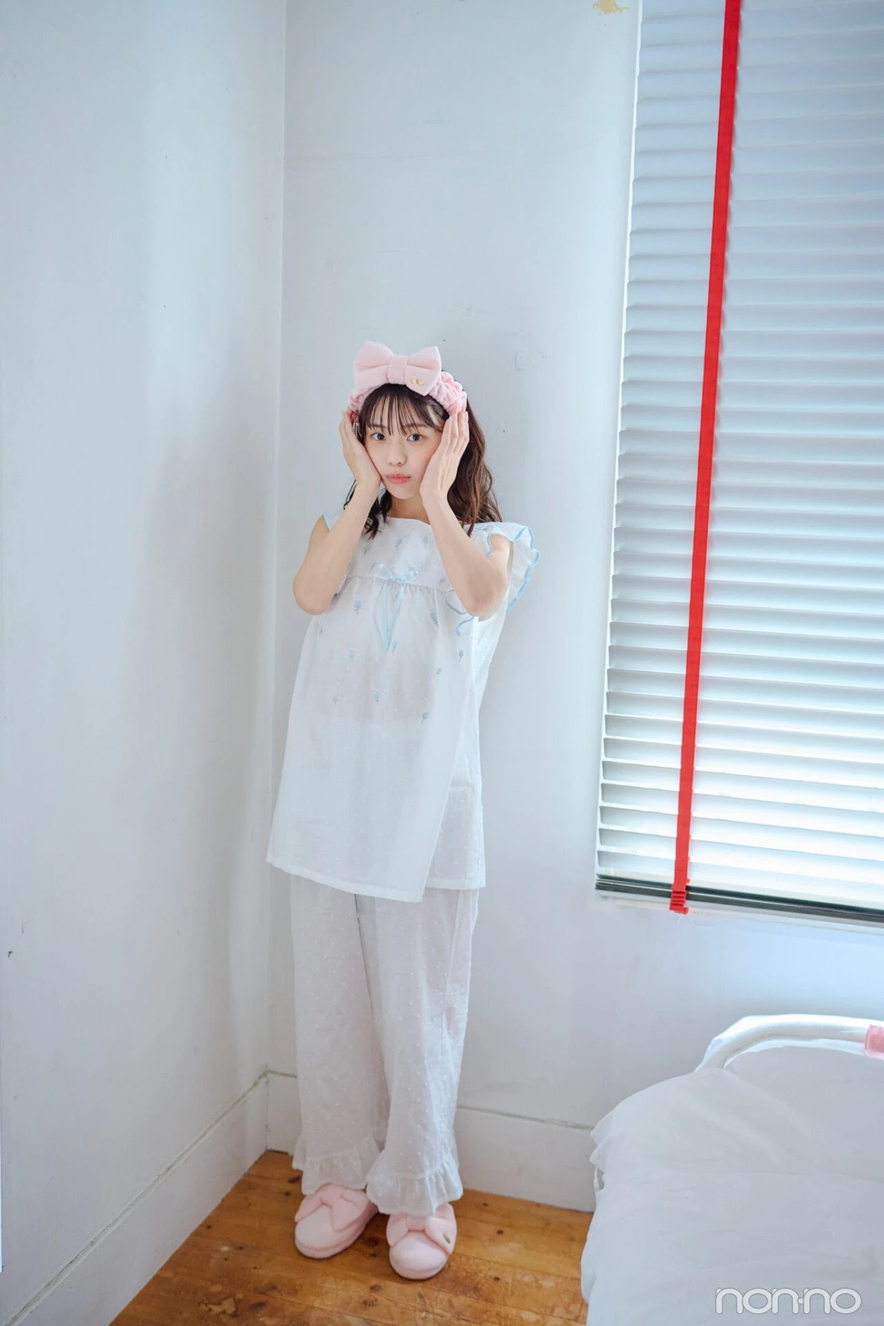 菊地姫奈の夏の肌見せルームウェア映えルームウェアの刺しゅうパジャマ