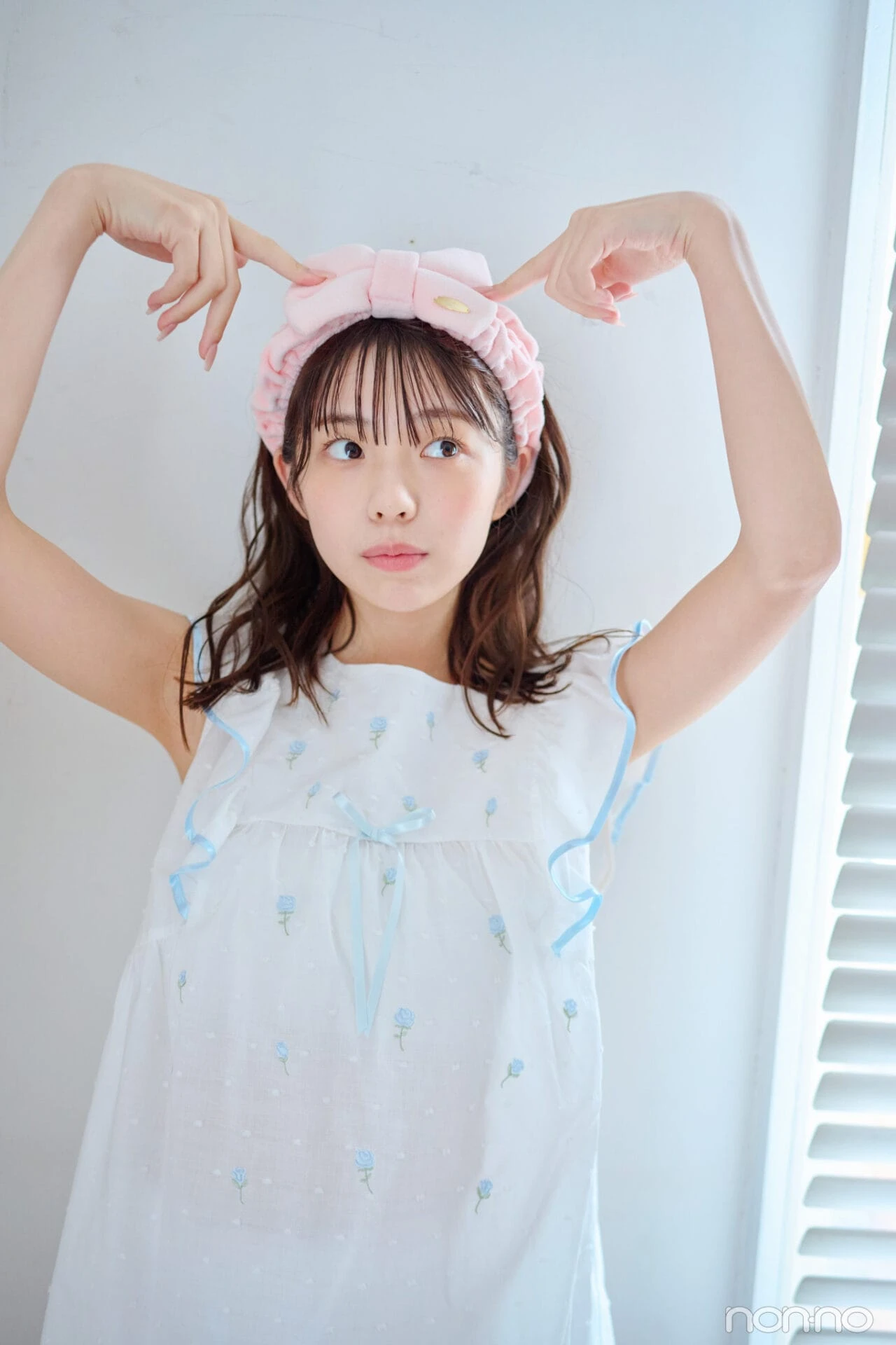 菊地姫奈の夏の肌見せルームウェア映えルームウェアの刺しゅうパジャマのアップ