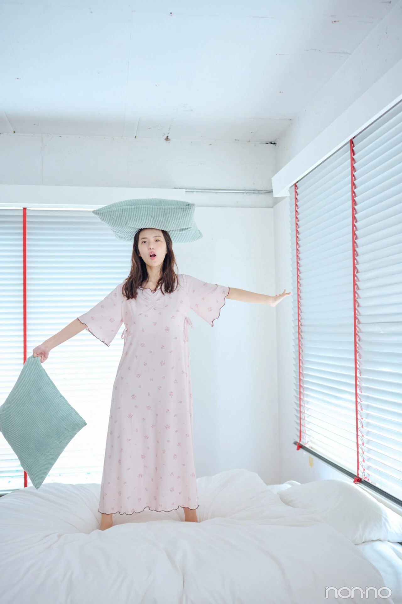 菊地姫奈の夏の肌見せルームウェア映えルームウェアの花柄ロングワンピ