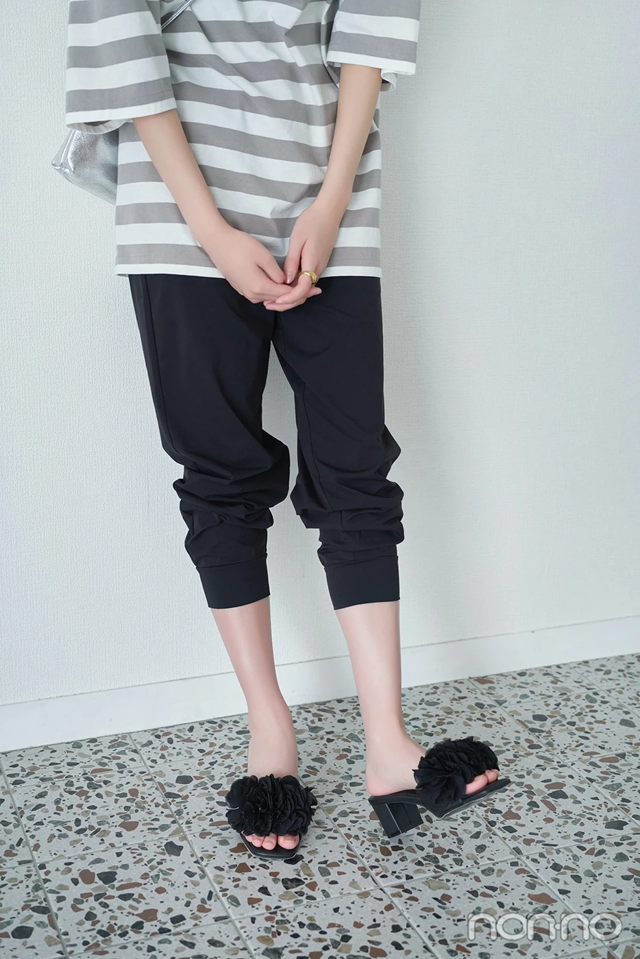 グレーと白のボーダーTに黒いパンツを履いた遠藤さくらの下半身