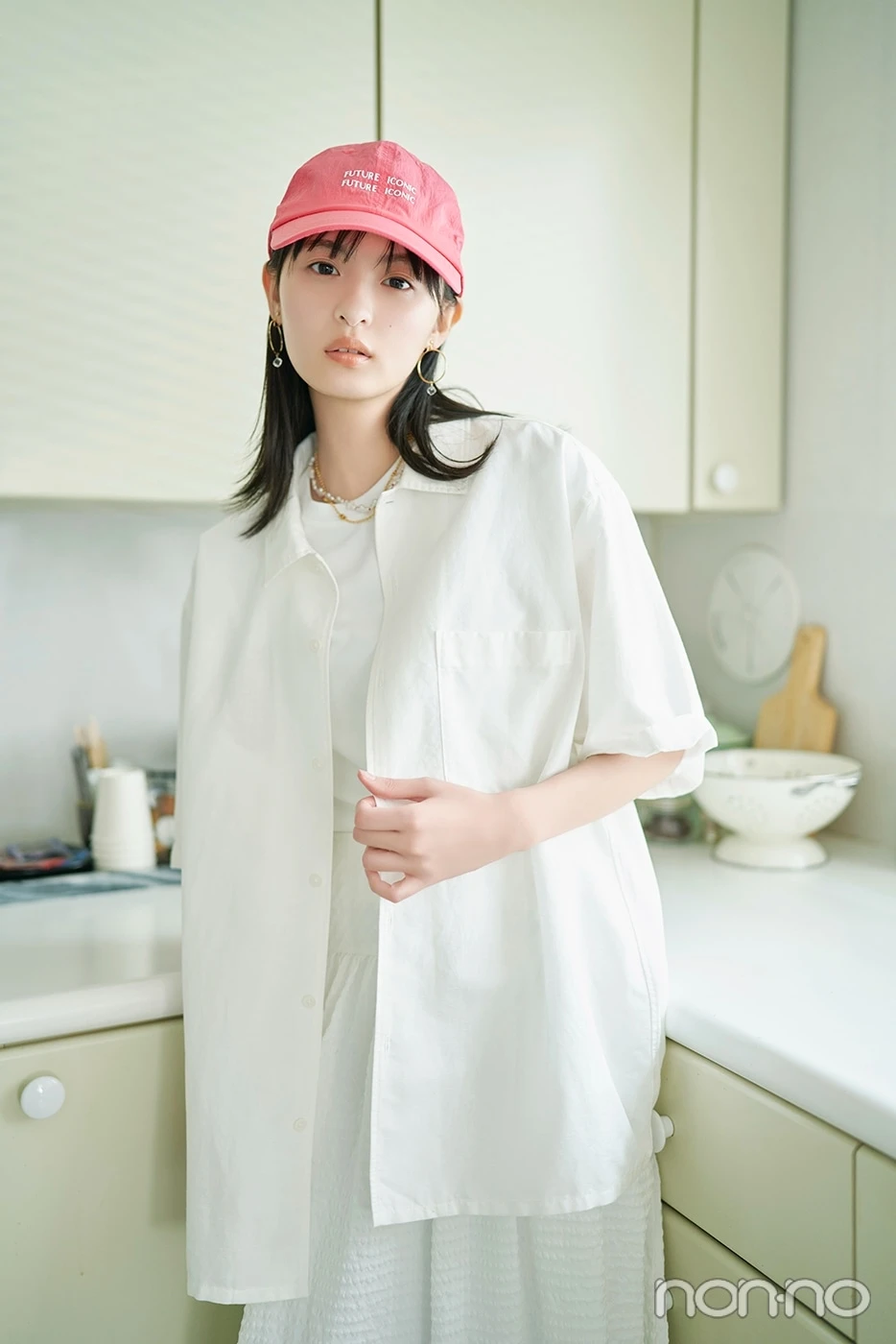 白いシャツに白いスカート、ピンクのキャップを被った遠藤さくらの上半身
