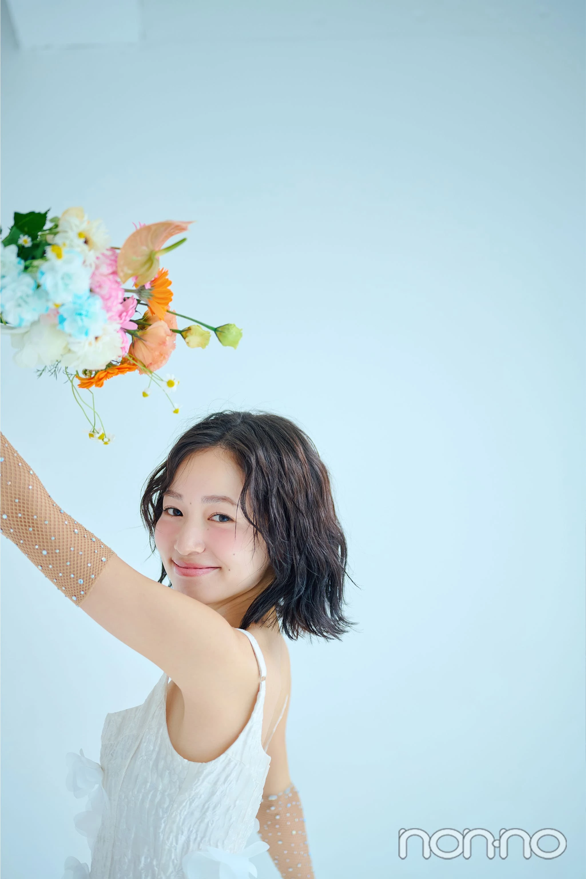 花束を頭上に掲げるオフラインラブ出演ミミ