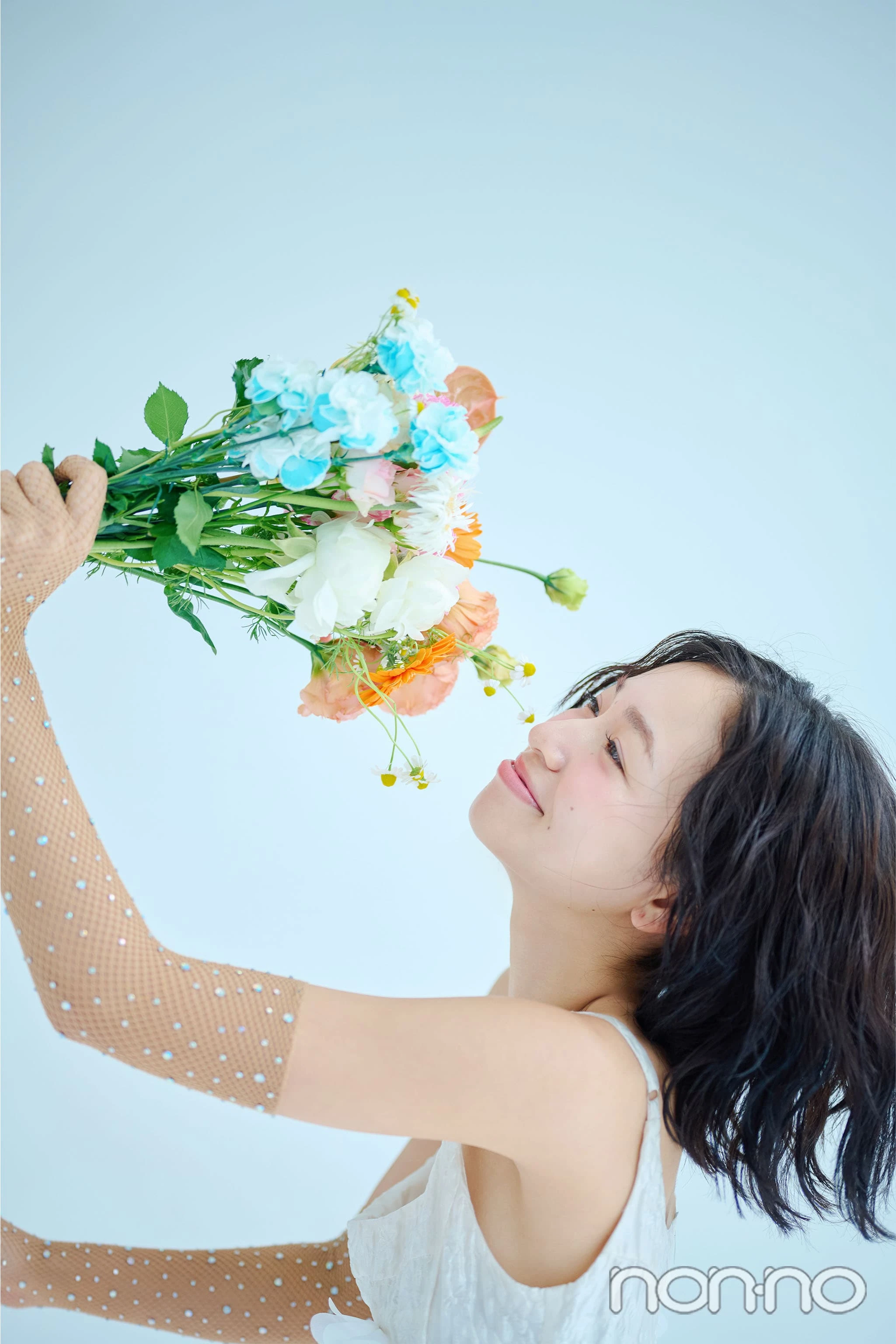花束に顔を近づけるオフラインラブ出演ミミ
