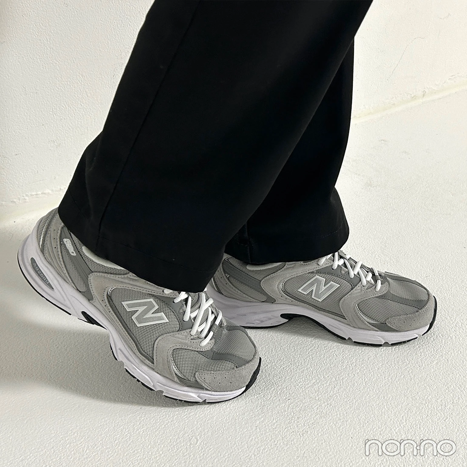 村上なずなの私服のニューバランスの靴