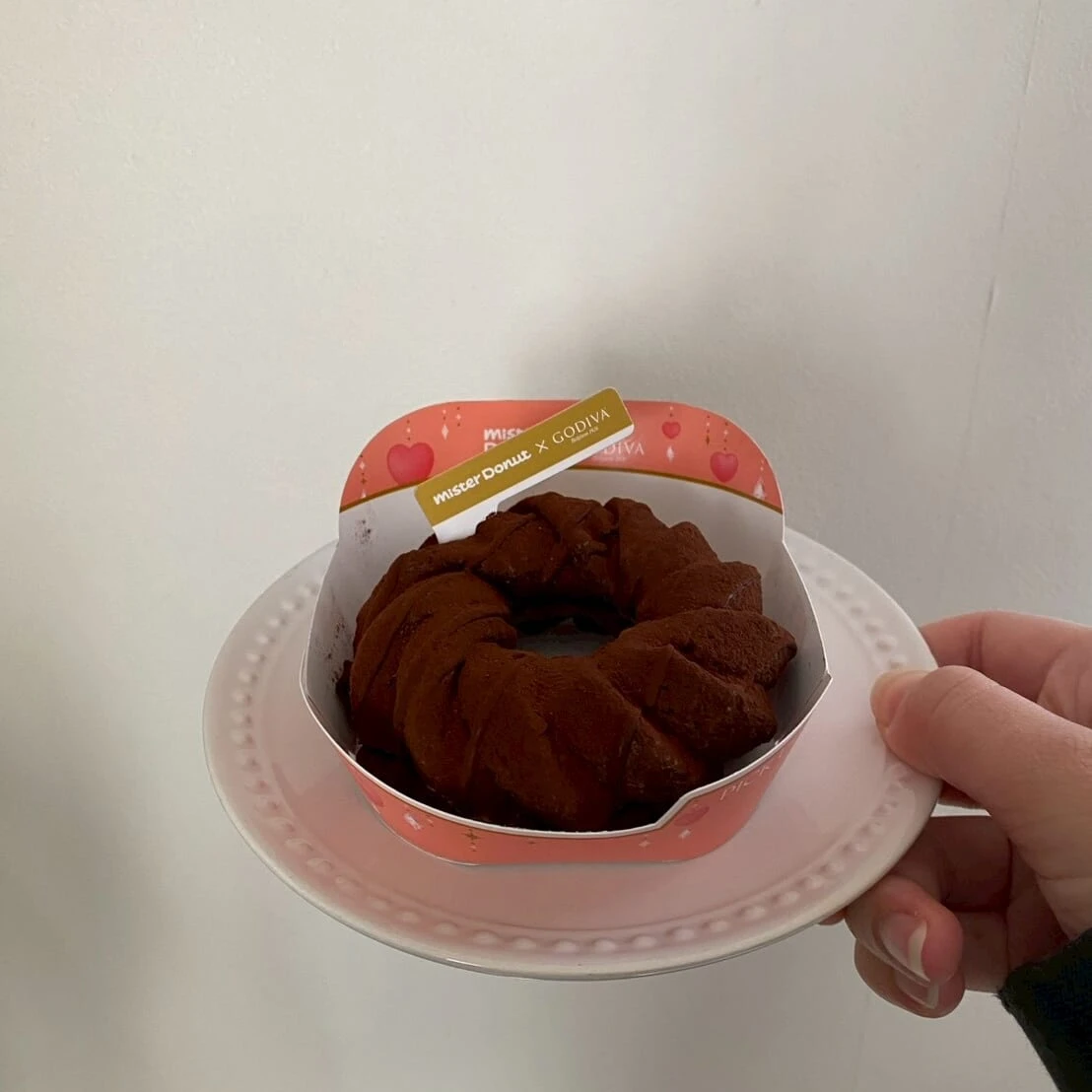 お皿に乗った生ショコラフレンチキャラメルプラリネ