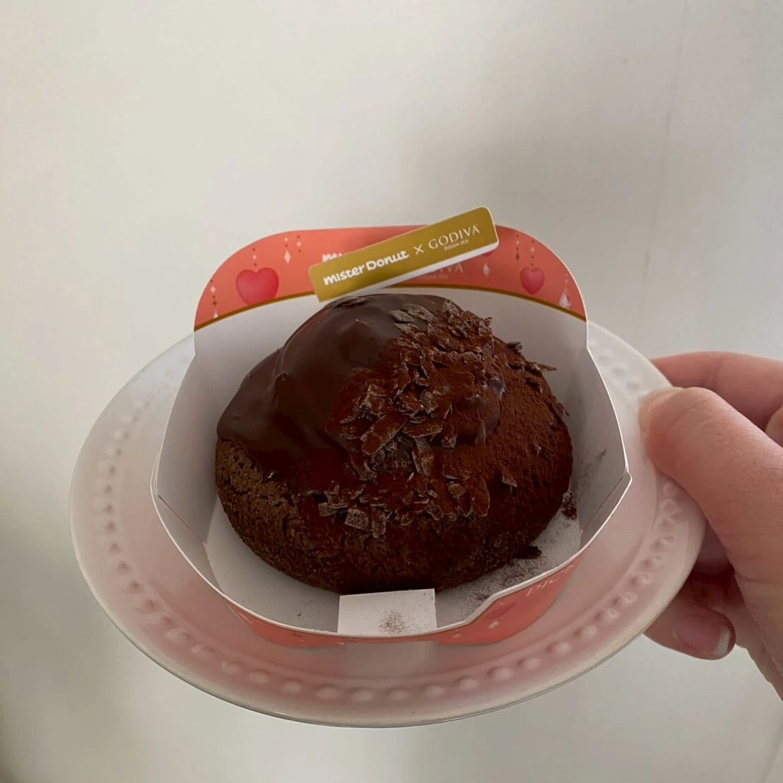 お皿に乗ったトリュフショコラドーナツノワール