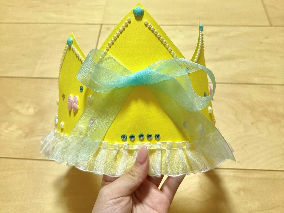 黄色のペーパークラウン