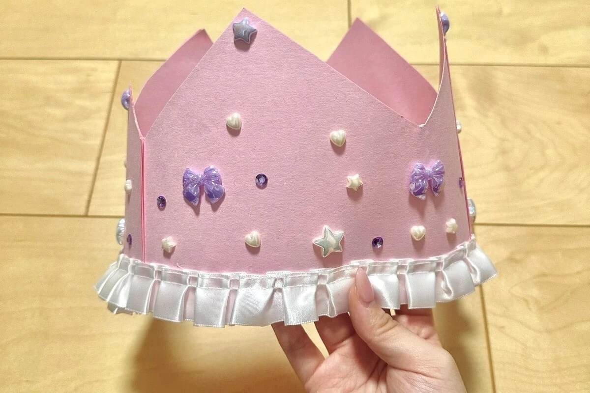 後ろからみたピンクのペーパークラウン