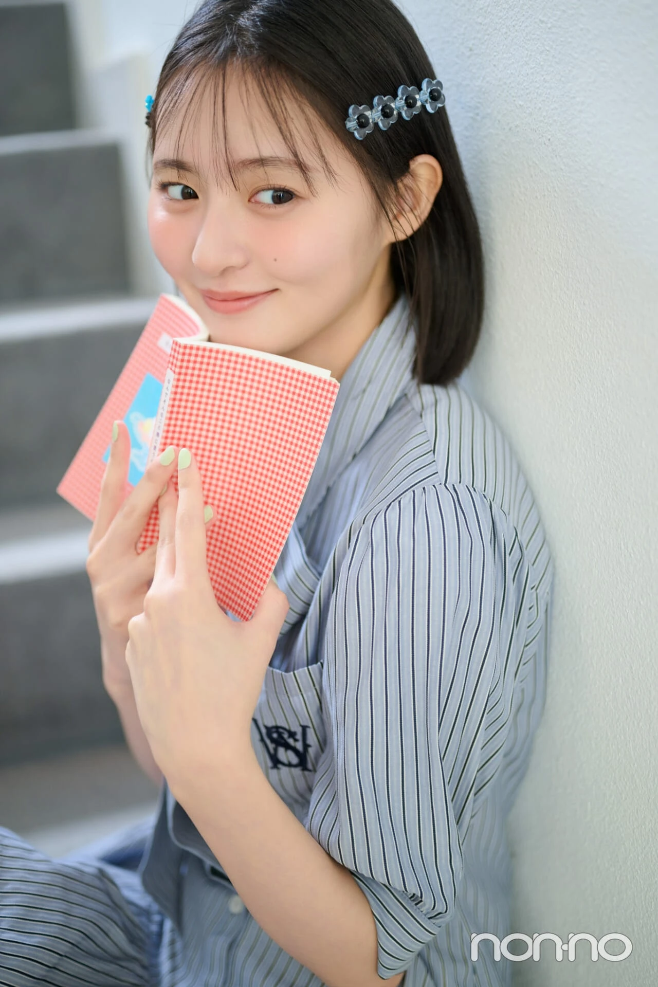 シャツワンピを着た遠藤さくらの寄りカット