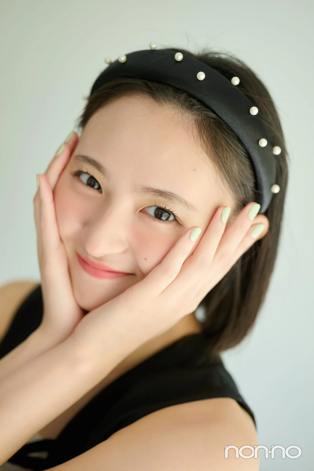 黒のドレスワンピを着た遠藤さくらの寄りカット