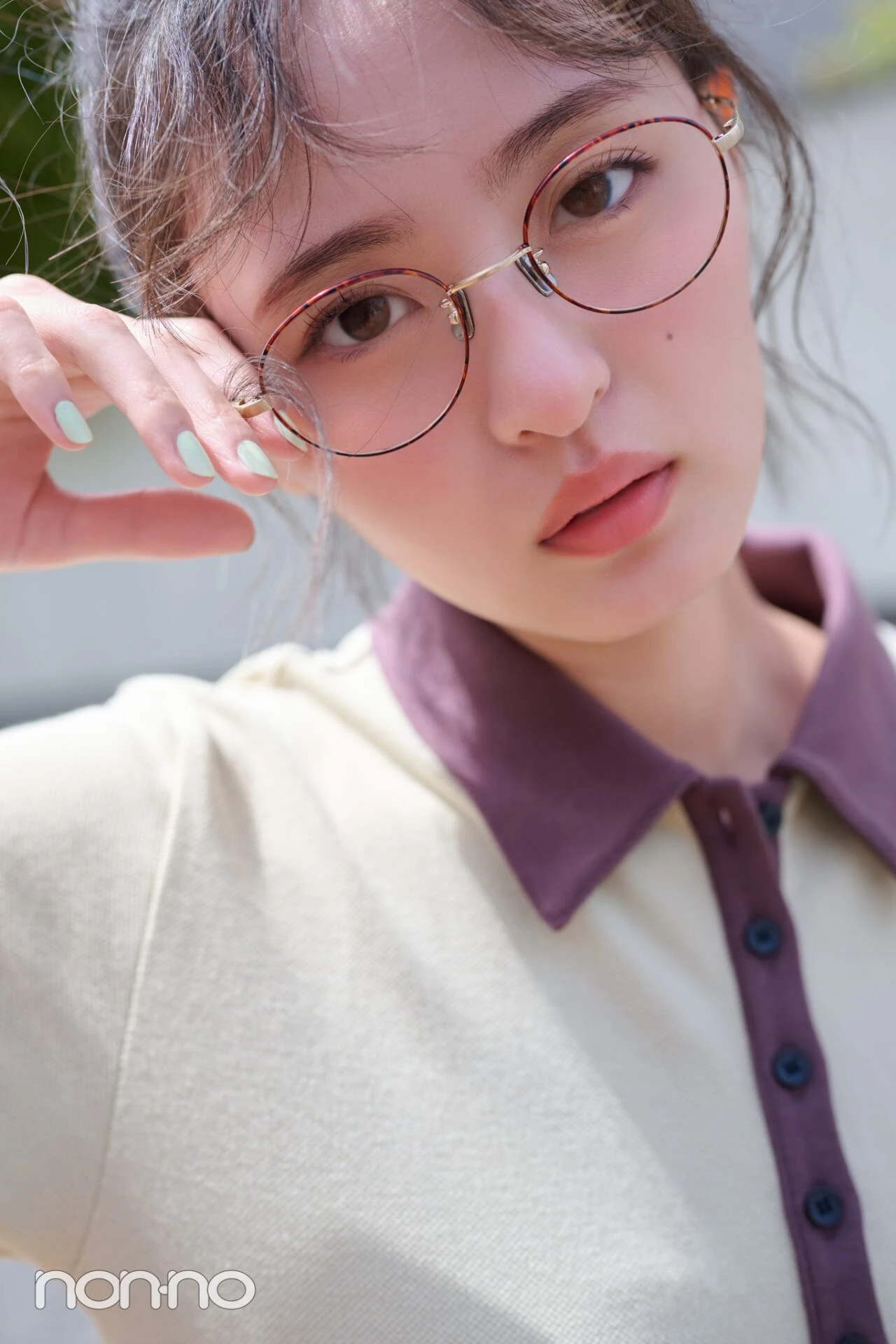 衿つきのミニワンピースを着た遠藤さくらの寄りカット