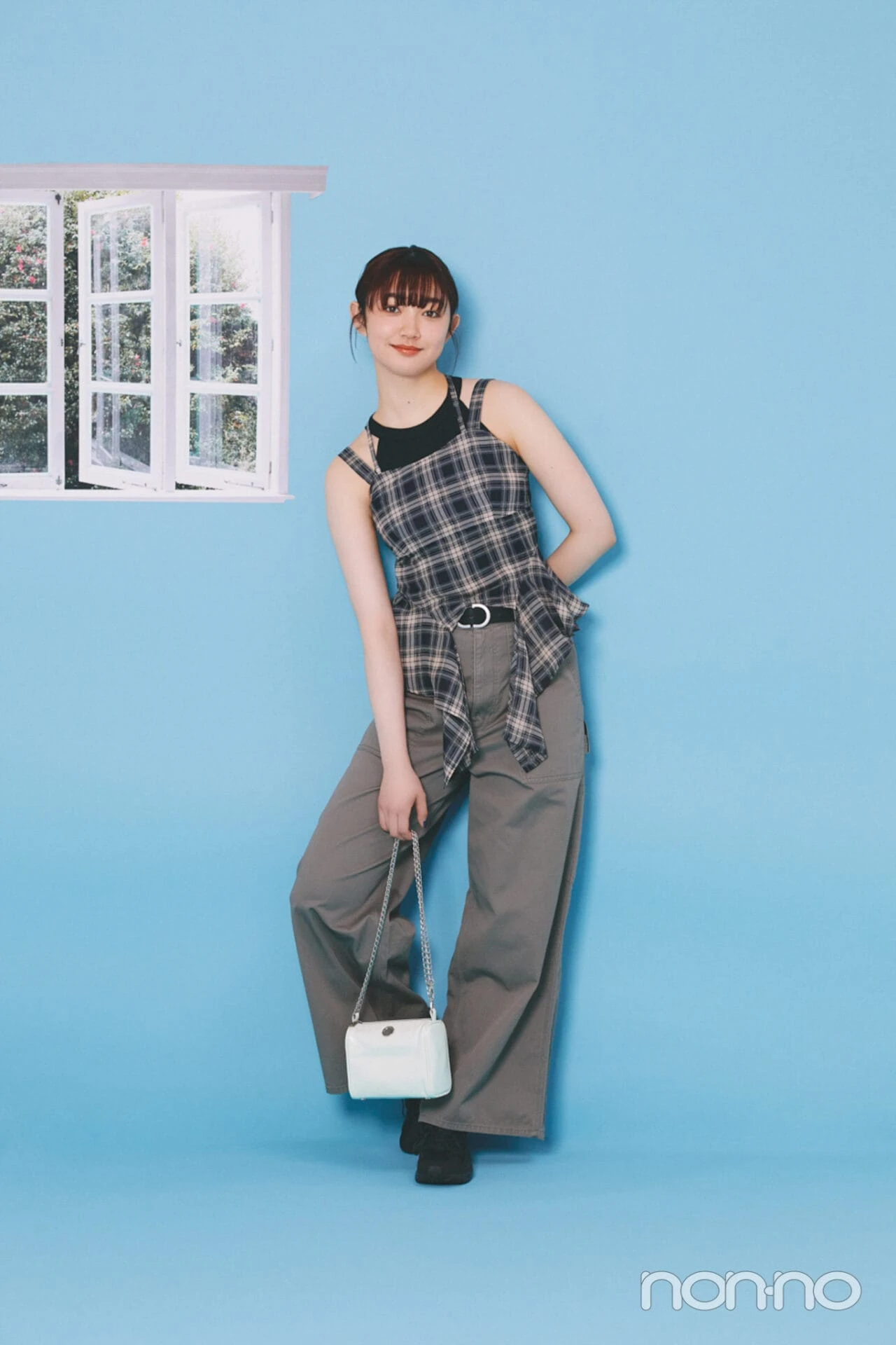 チェックのタンクトップを着た小宮山莉渚