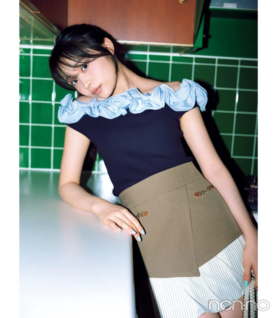 林芽亜里のネイビーの令嬢コーデ　オフショルトップス