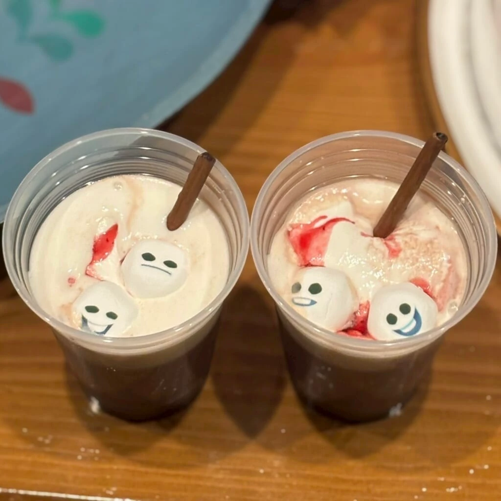 ファンタジースプリングス アレンデール・ロイヤルバンケット レストラン ホットチョコレート(リンゴンベリー&ホイップ)