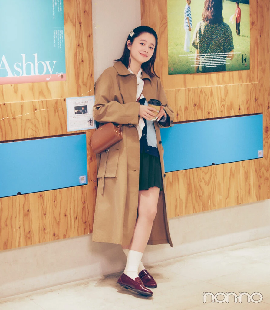 堀田真由のお散歩に行く時の春アウター「Aラインステンカラーコート」