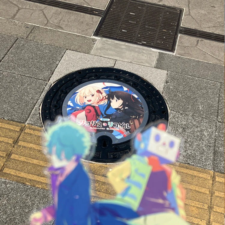 リコリスリコイル柄のマンホールの写真