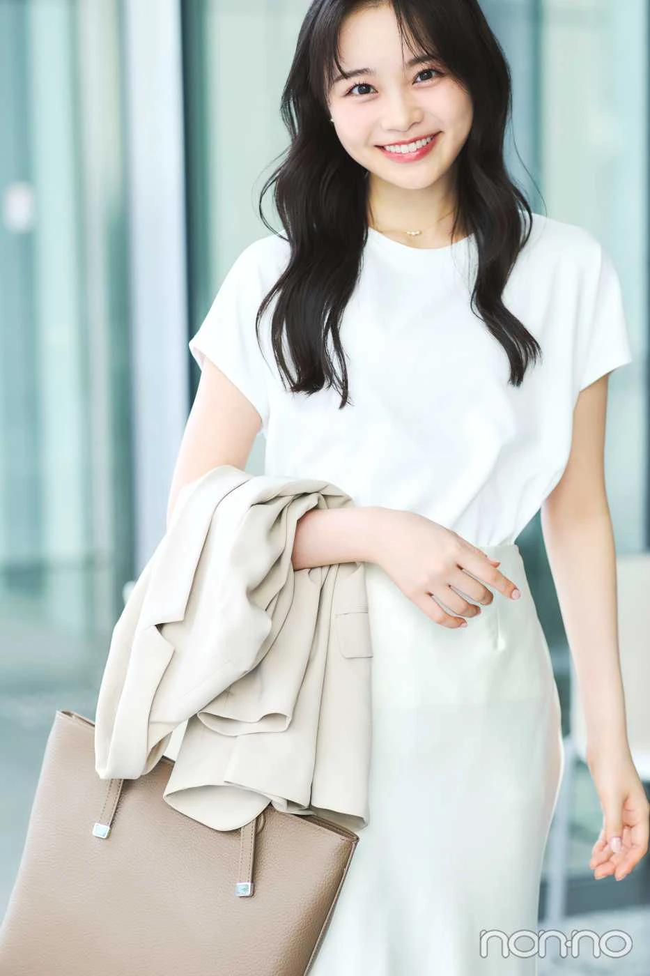 洋服の青山の白Tシャツを着る林芽亜里