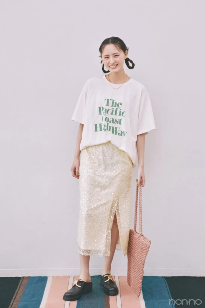 遠藤さくらのヴィンテージ風ロゴTシャツの全身