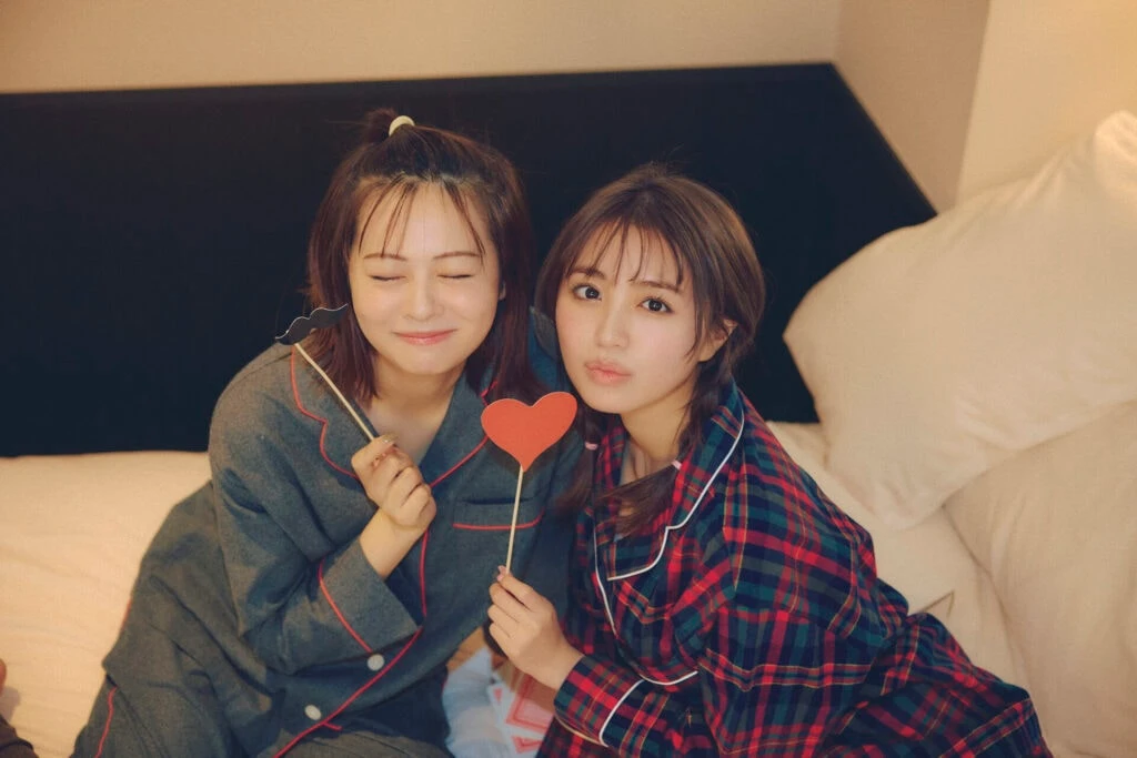フォトプロップを持つ莉子と香音