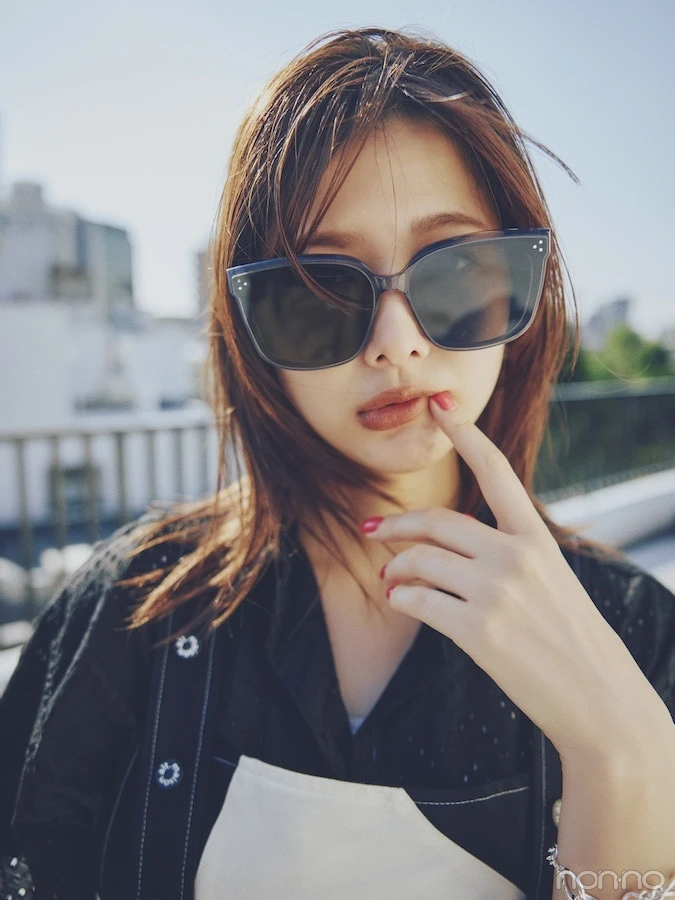黒いビッグフレームサングラスをかけた渡邉理佐、顔アップ