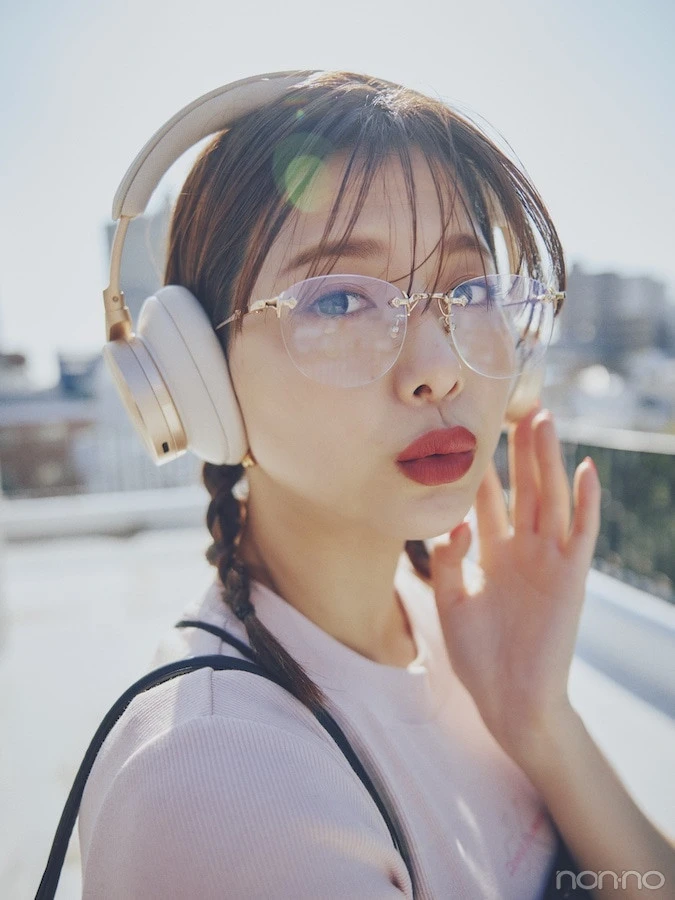 リムレスメガネをかけた渡邉理佐のアップ