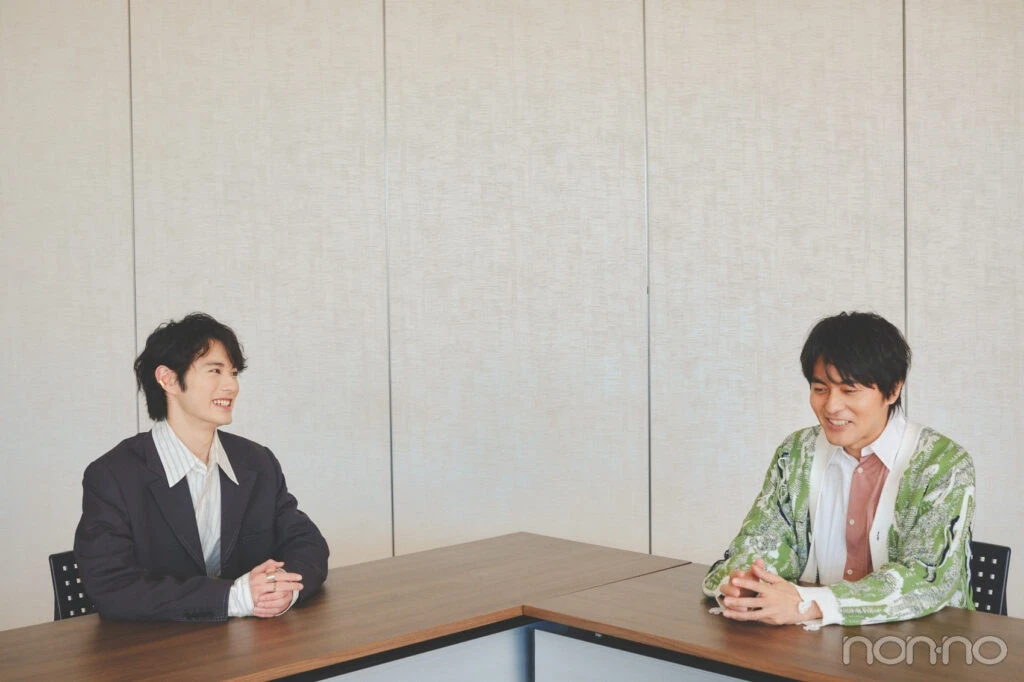 小林親弘さんと談笑する前田拳太郎さん