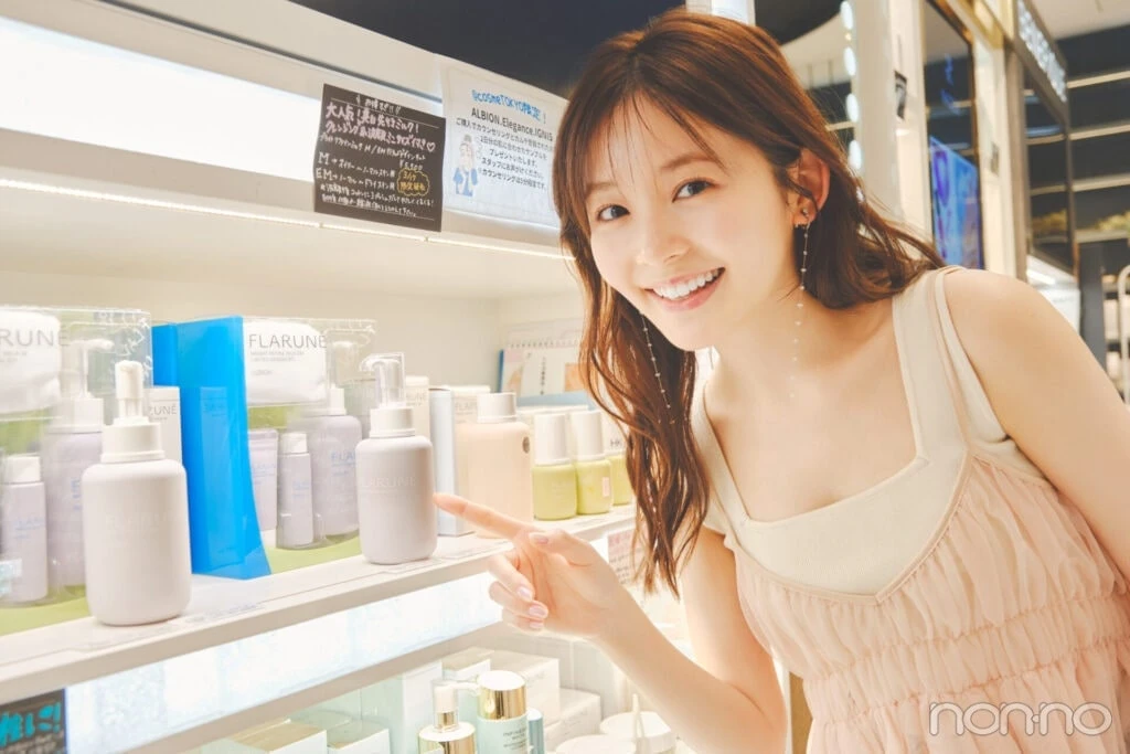フラルネの乳液を指さす久間田琳加