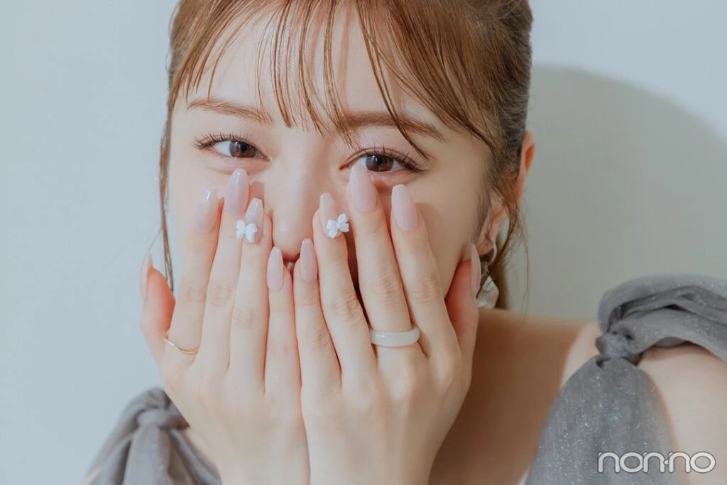 紺野彩夏 肌なじみのいいヴィンテージライクなくすみピンクとツヤ感が今っぽいジェルネイル♡ トレンドモチーフのリボンは、マットな質感を選べば、甘くなりすぎず大人ガーリーな雰囲気に