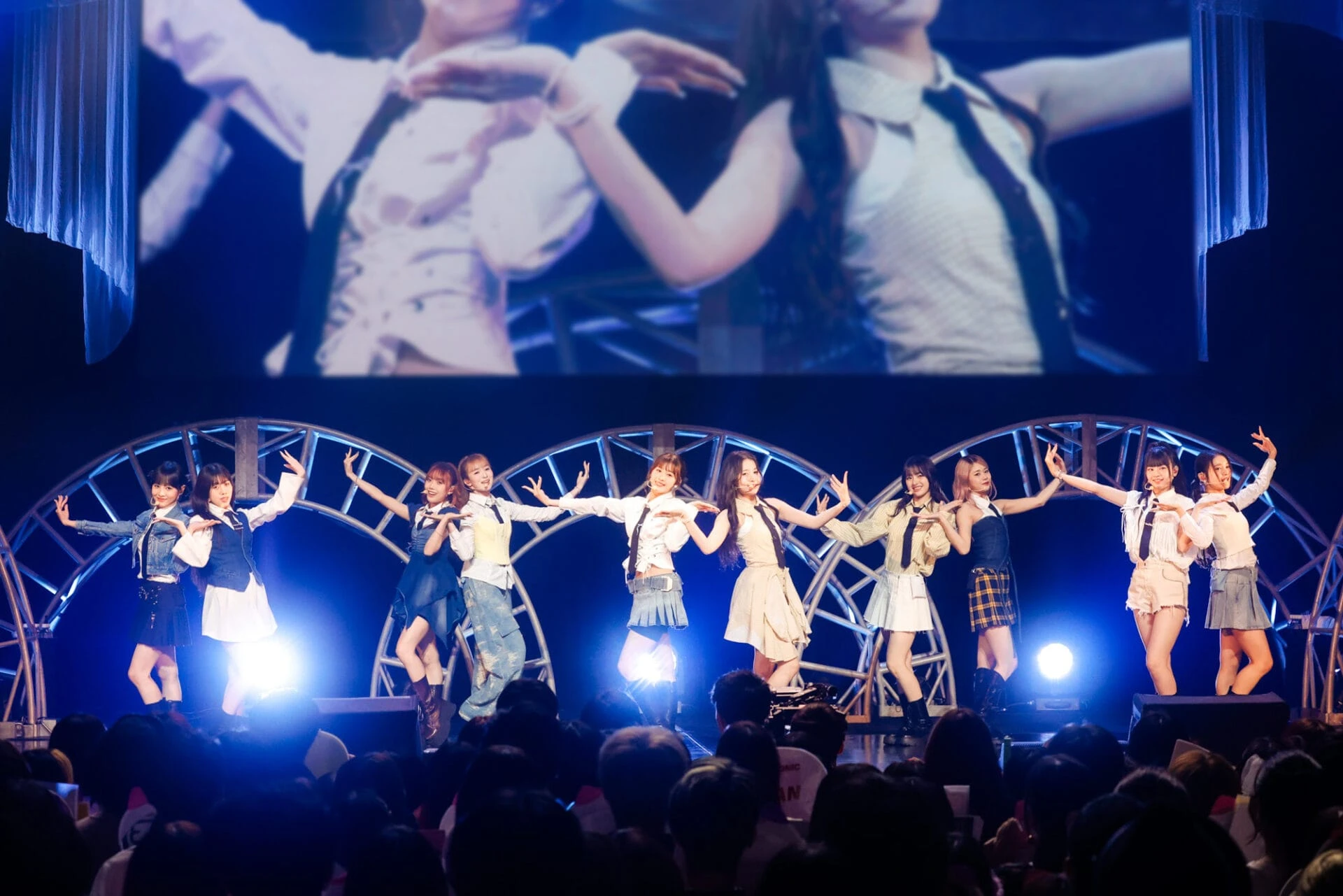 ME:Iの2NDSINGLEリリイベステージ上での全員写真