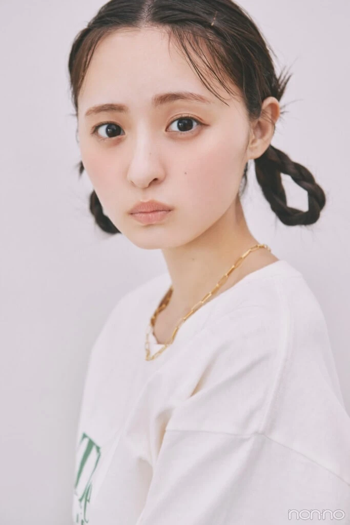 遠藤さくらのヴィンテージ風ロゴTシャツの寄り