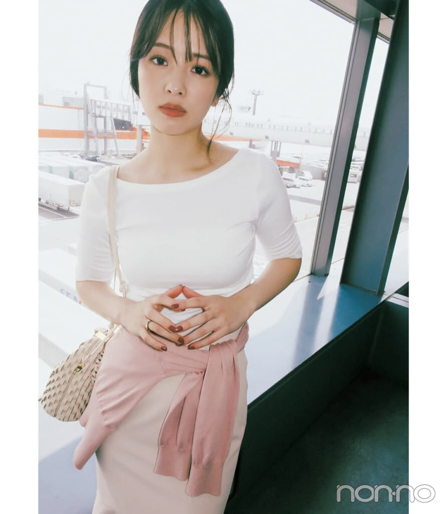 白Tシャツの韓国コーデ 鎖骨見せのボートネック