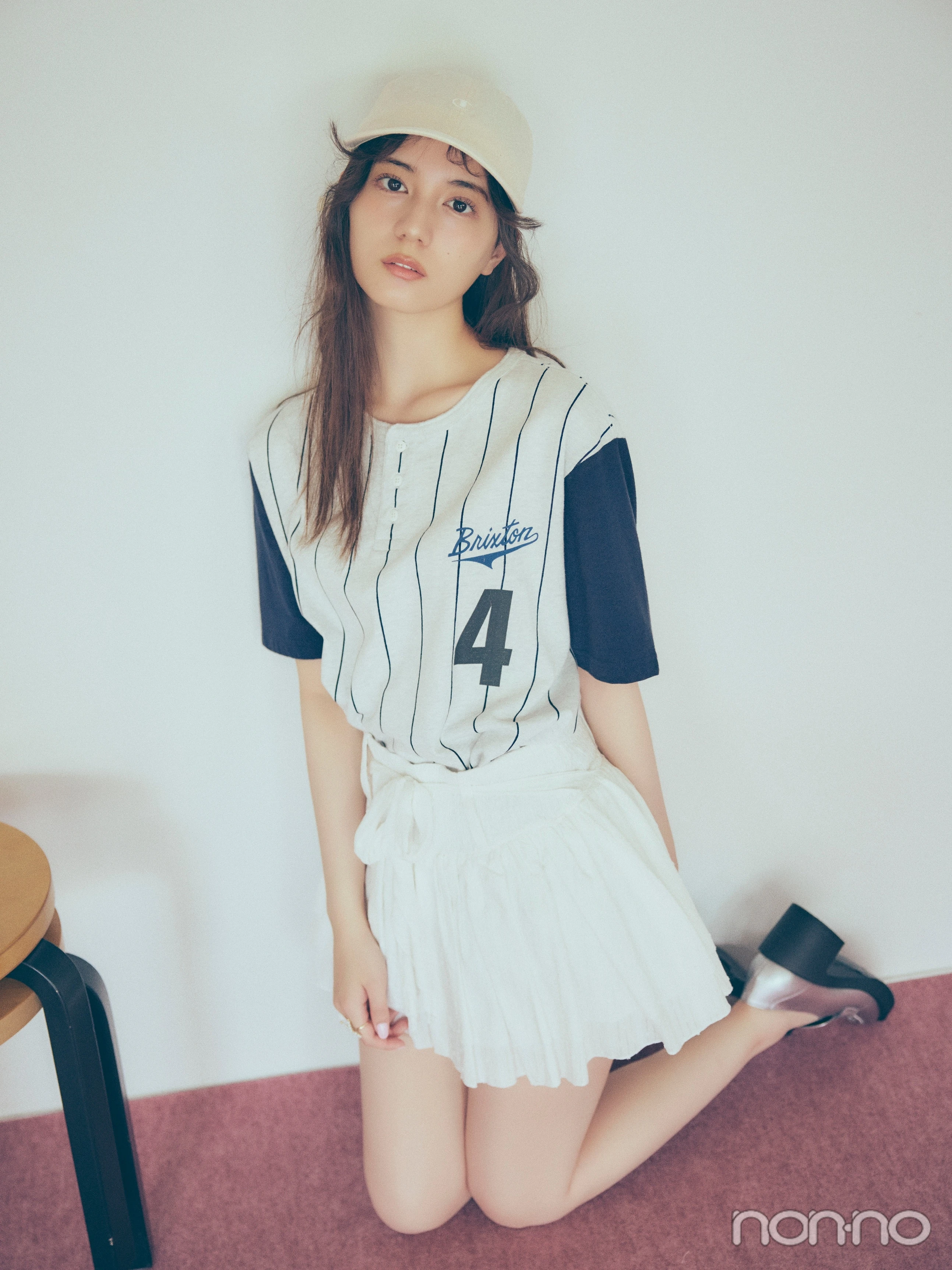 ユニフォームTシャツ×フレアミニの大学生コーデ