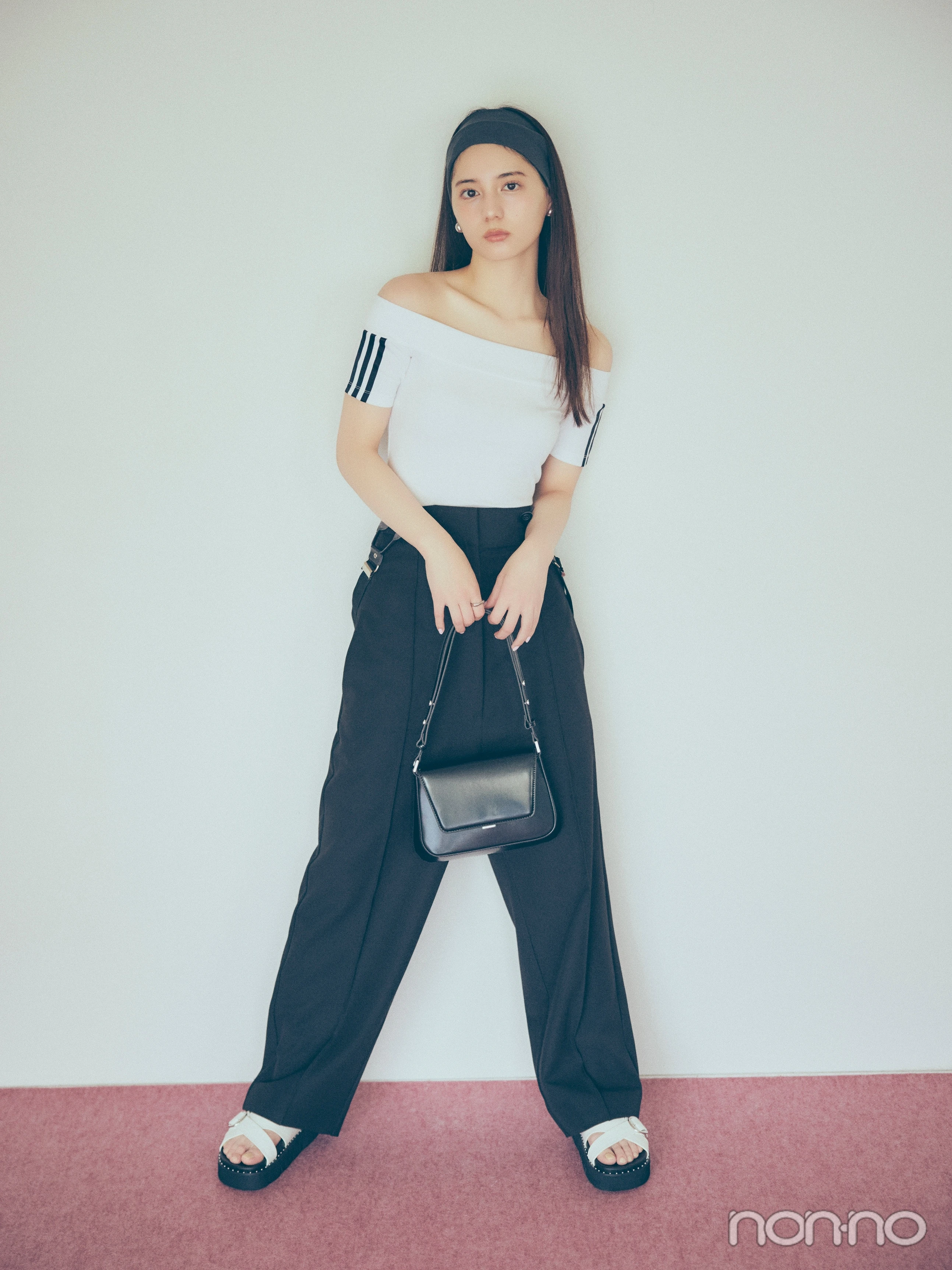 スポみオフショルTシャツを着た小坂菜緒の全身カット