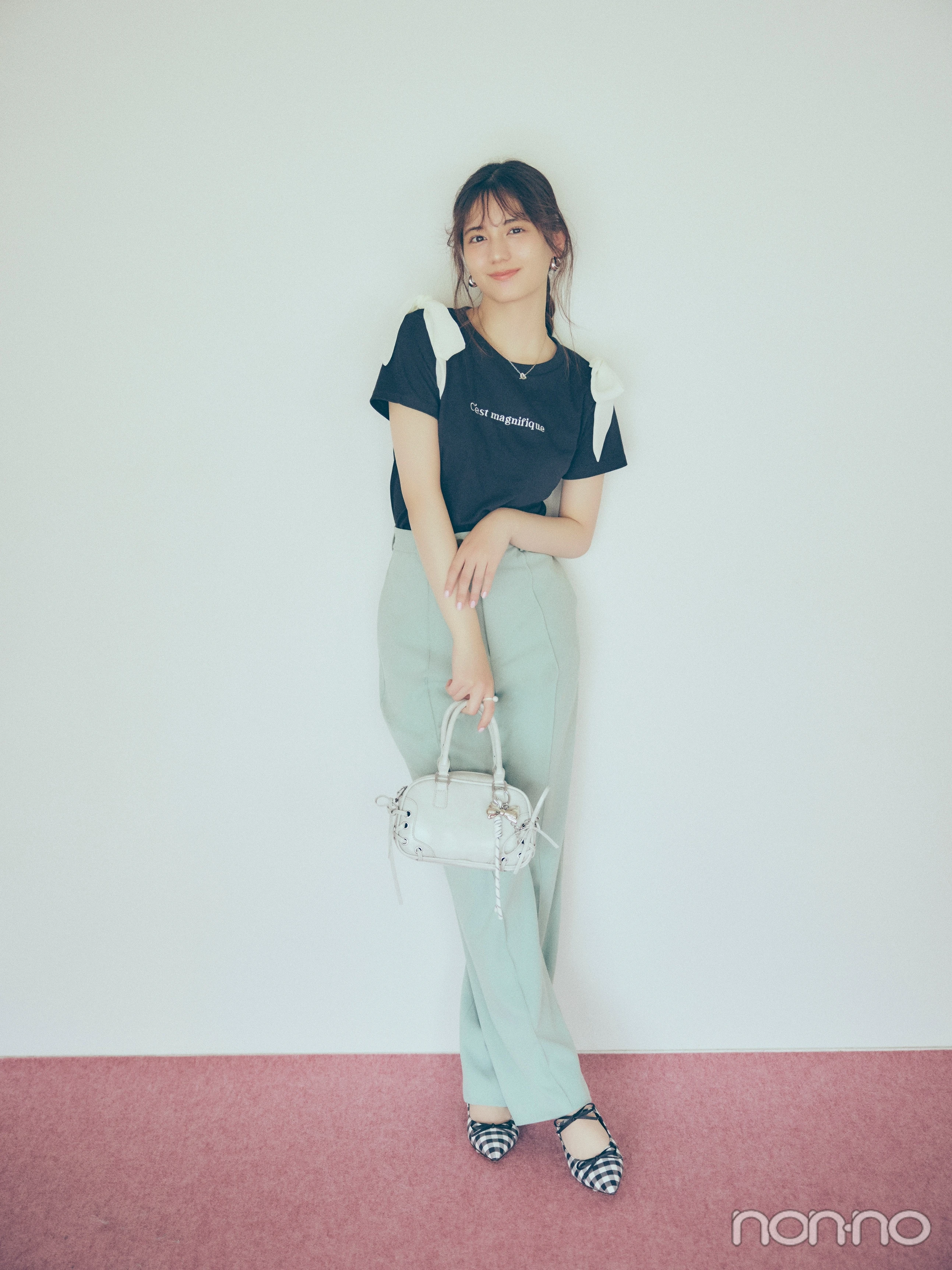 肩リボンTシャツを着た小坂菜緒の全身カット