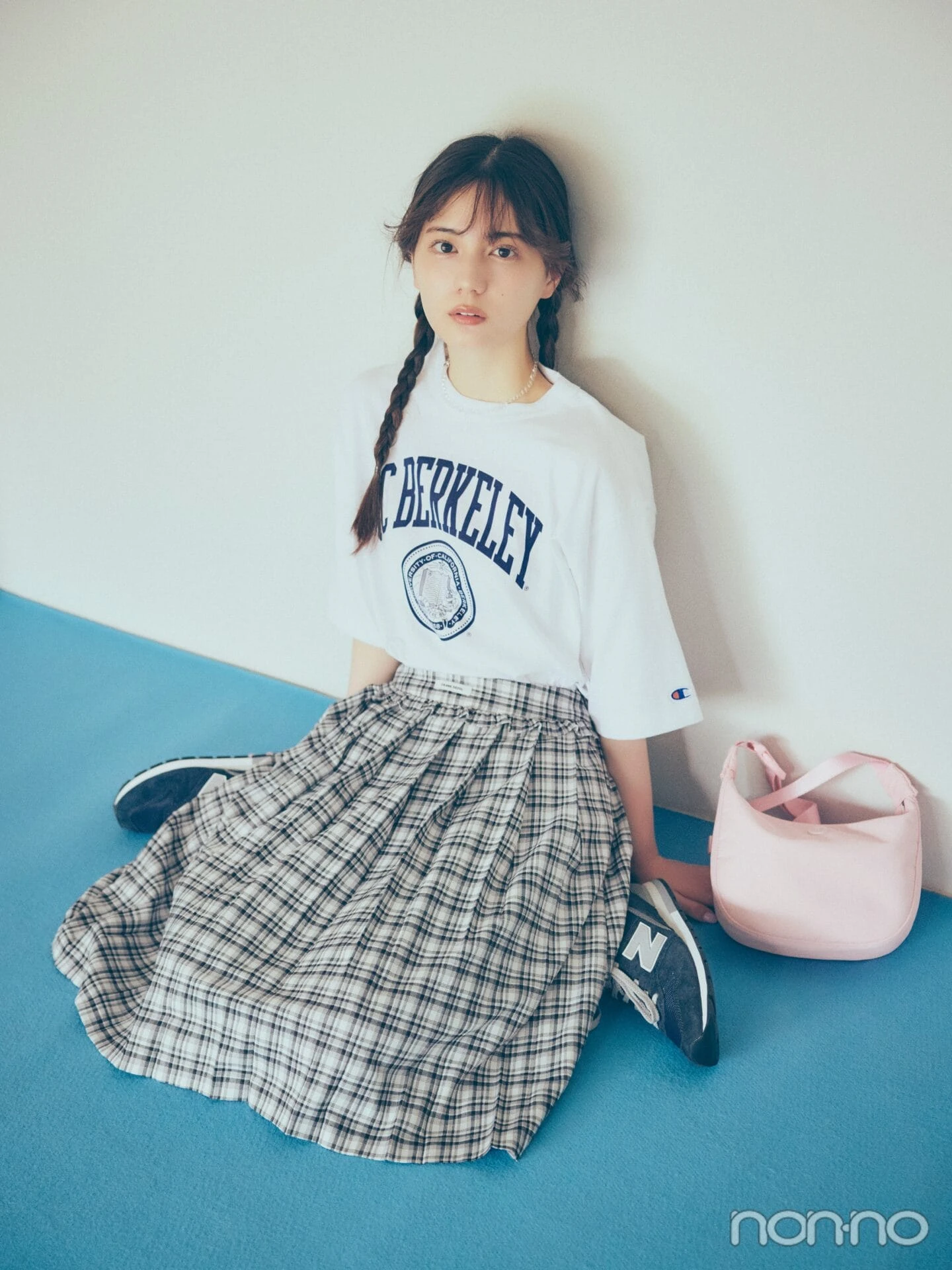 カレッジロゴTシャツを着た小坂菜緒の全身カット
