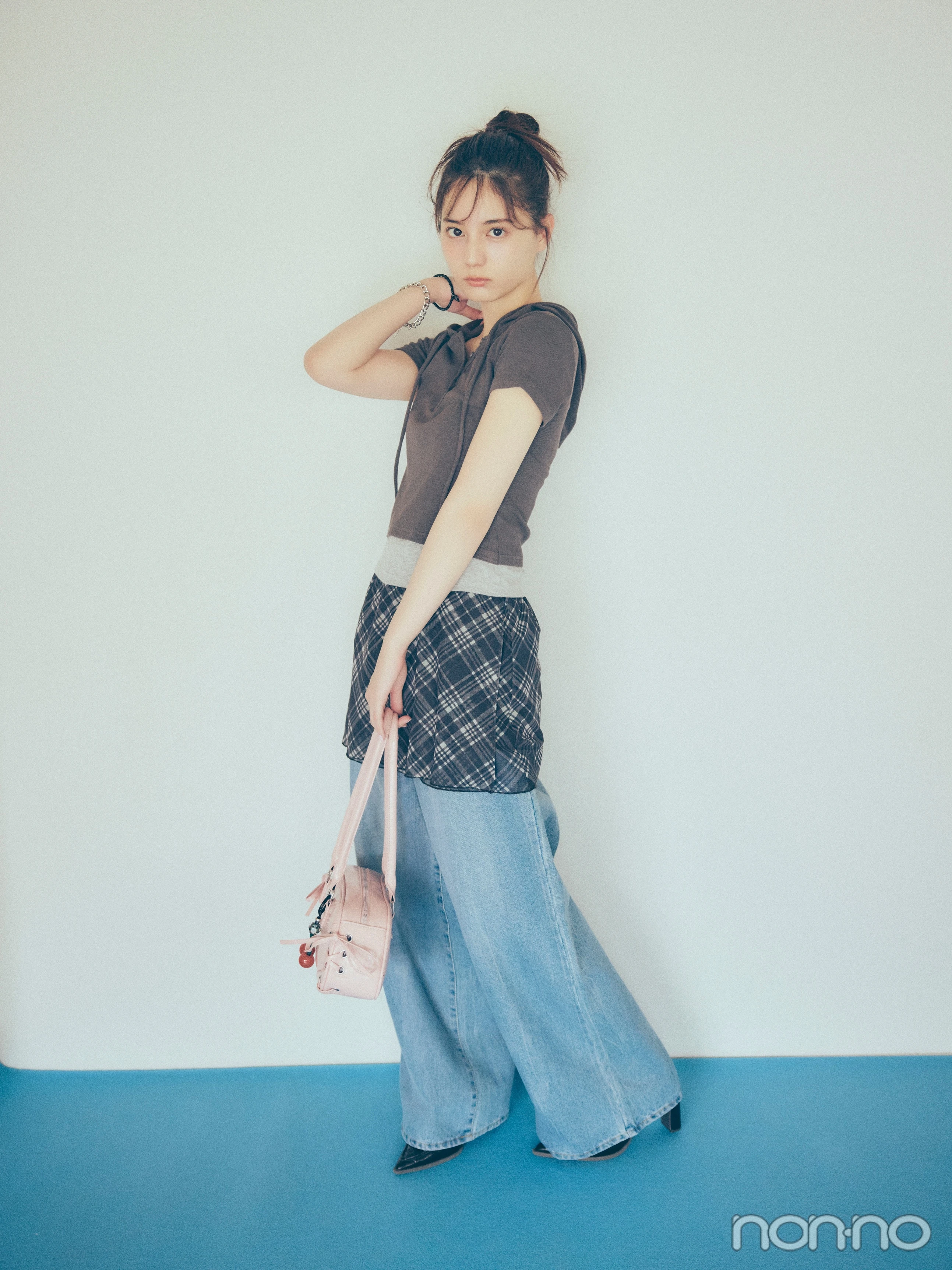 フードつきTシャツを着た小坂菜緒の全身カット