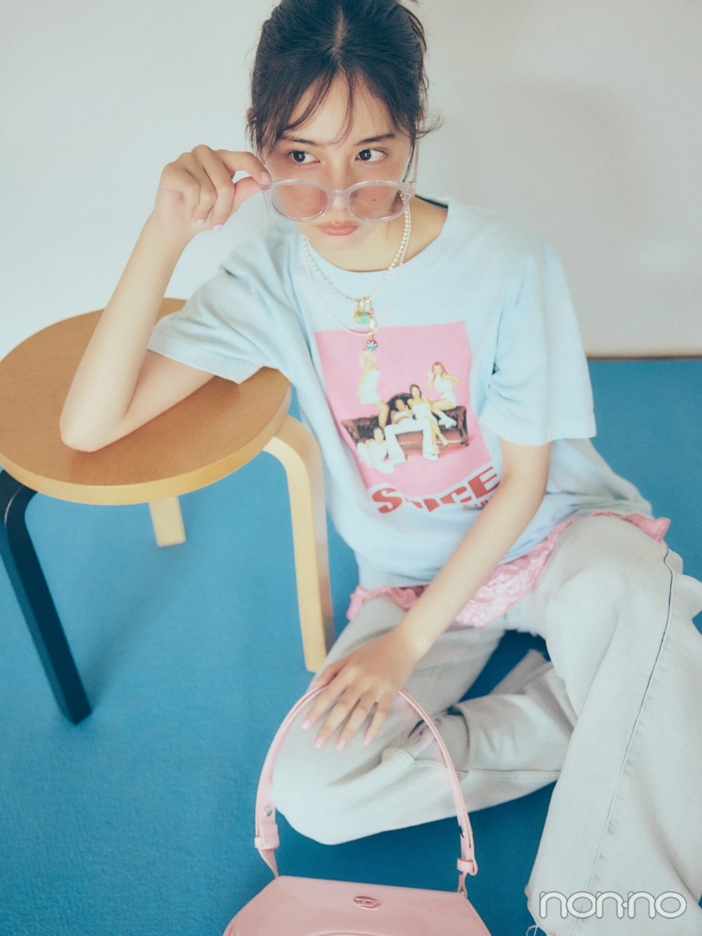 スパイスガールズTシャツを着た小坂菜緒の寄りカット