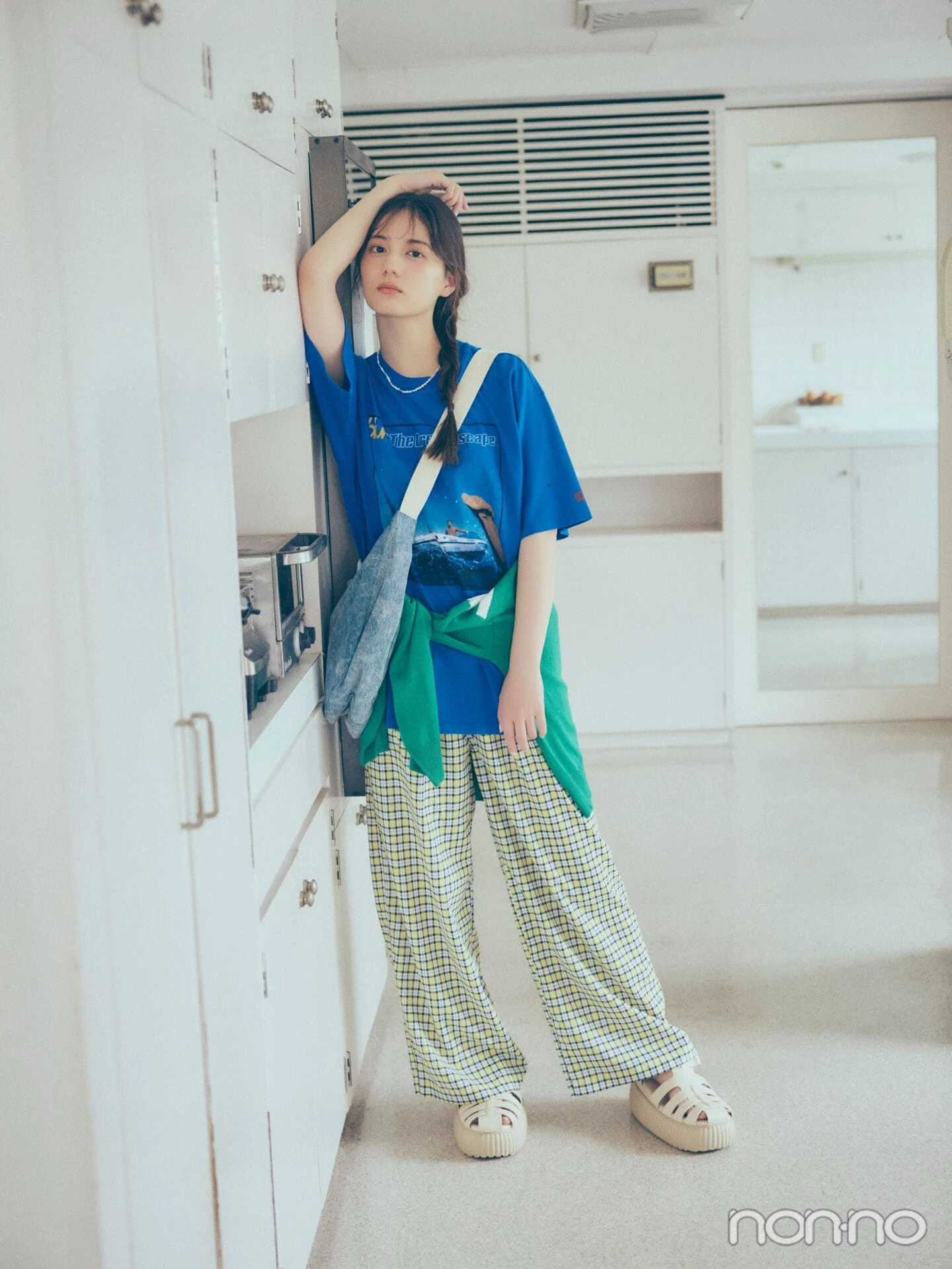 バンドTシャツを着た小坂菜緒の全身カット