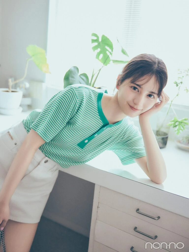 ワッフルTシャツを着た小坂菜緒の寄りカット