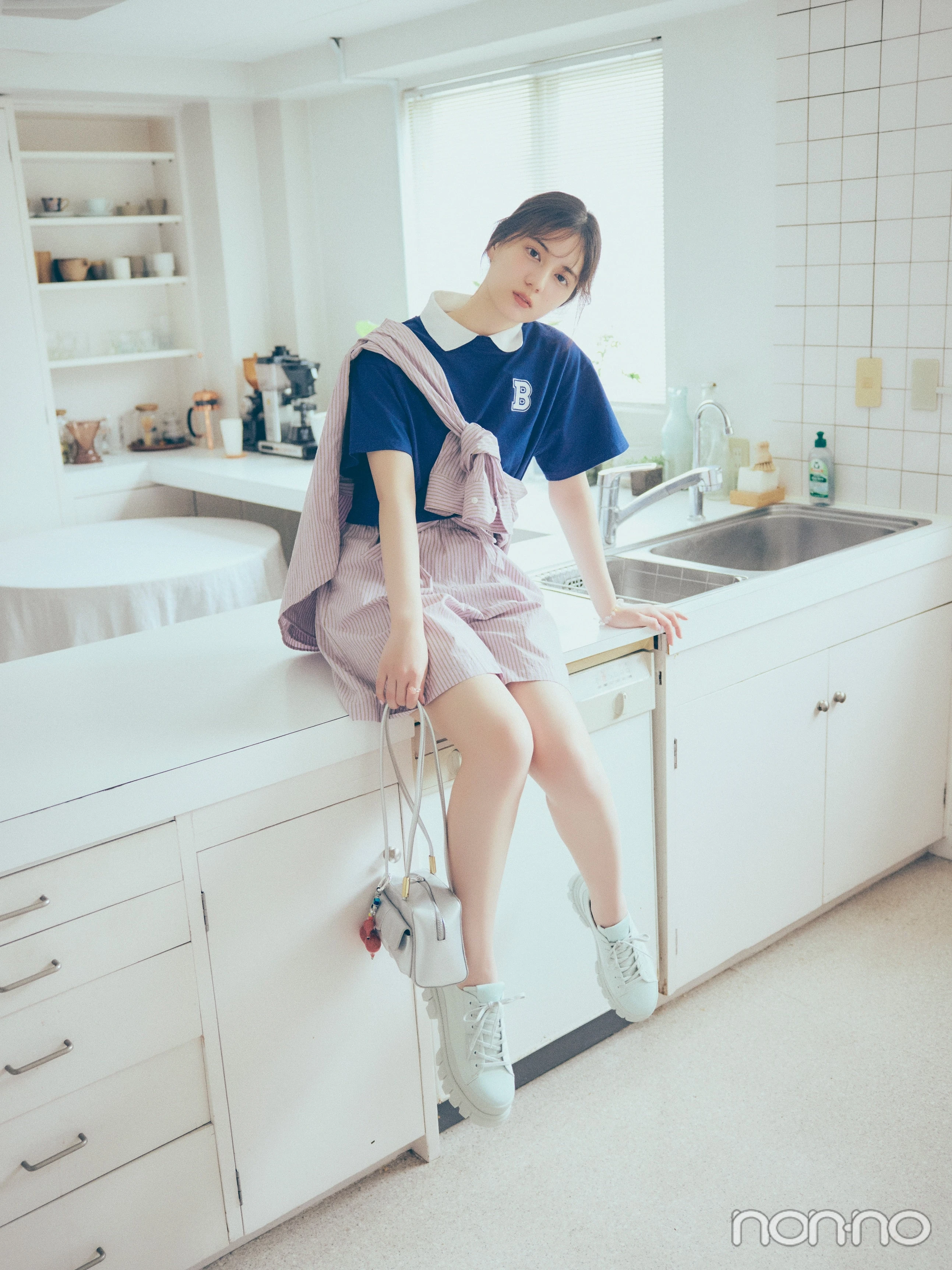 衿つきTシャツを着た小坂菜緒の全身カット
