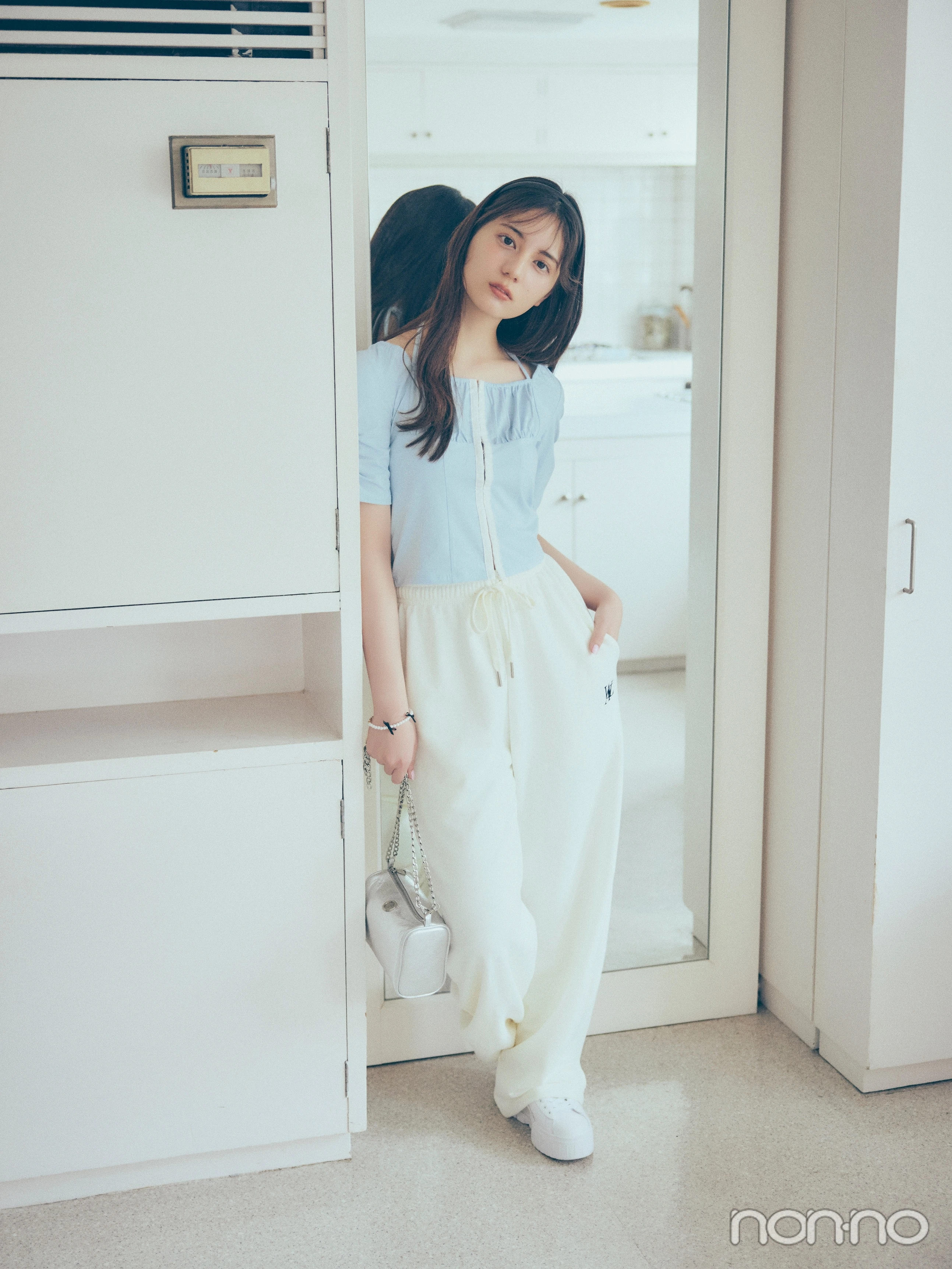 コルセット風Tシャツを着た小坂菜緒の全身カット