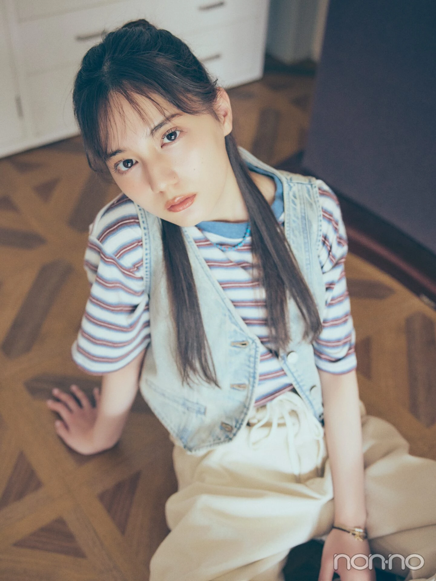 ボーダーTシャツを着た小坂菜緒の寄りカット