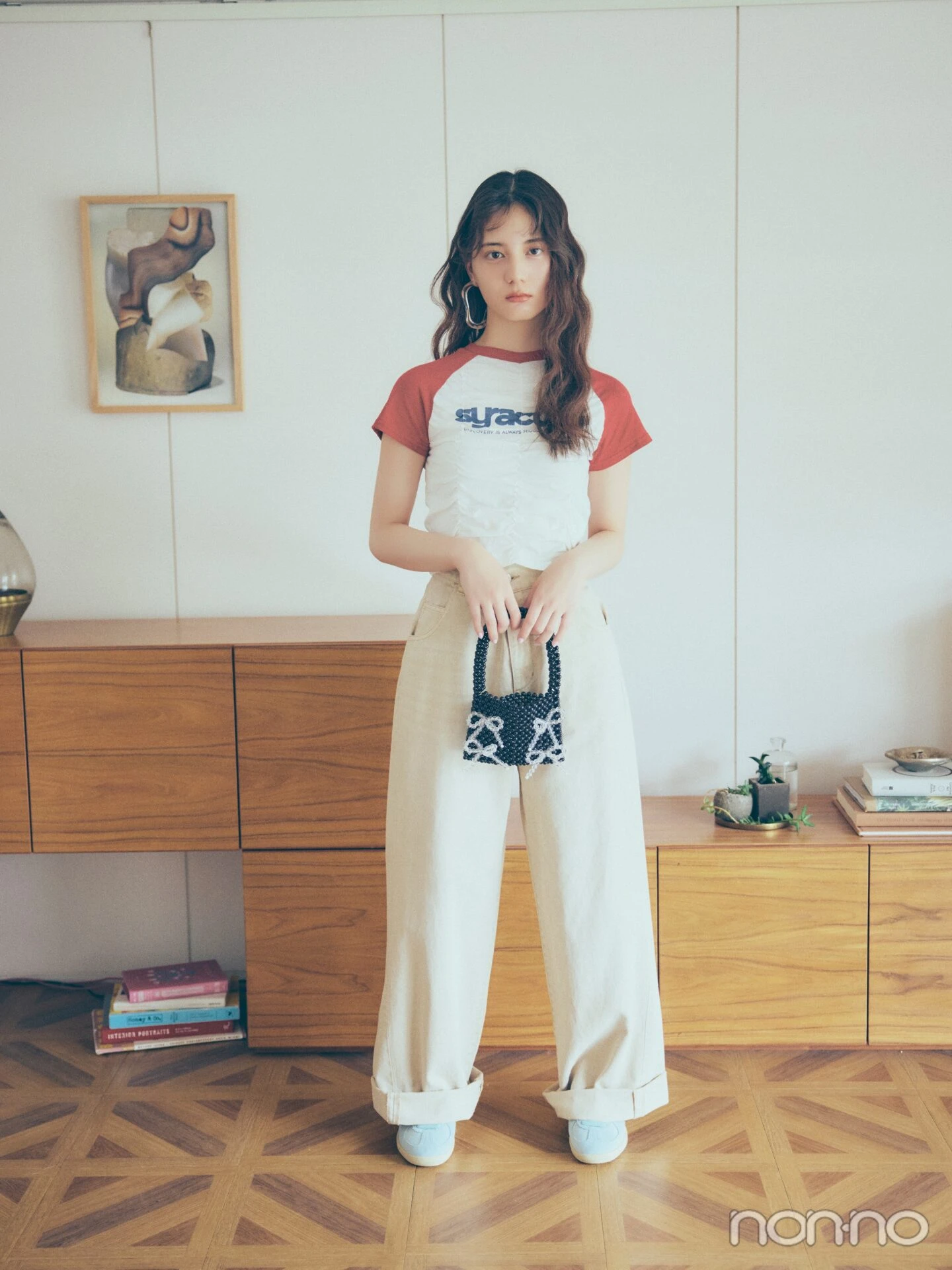 シャーリングTシャツを着た小坂菜緒の全身カット